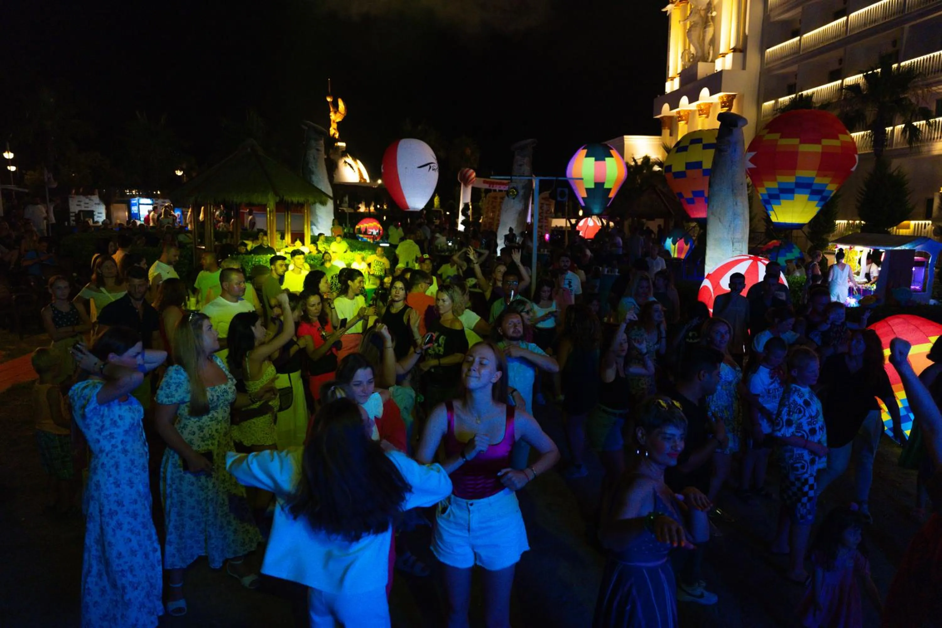 Evening entertainment in Oz Hotels Sui