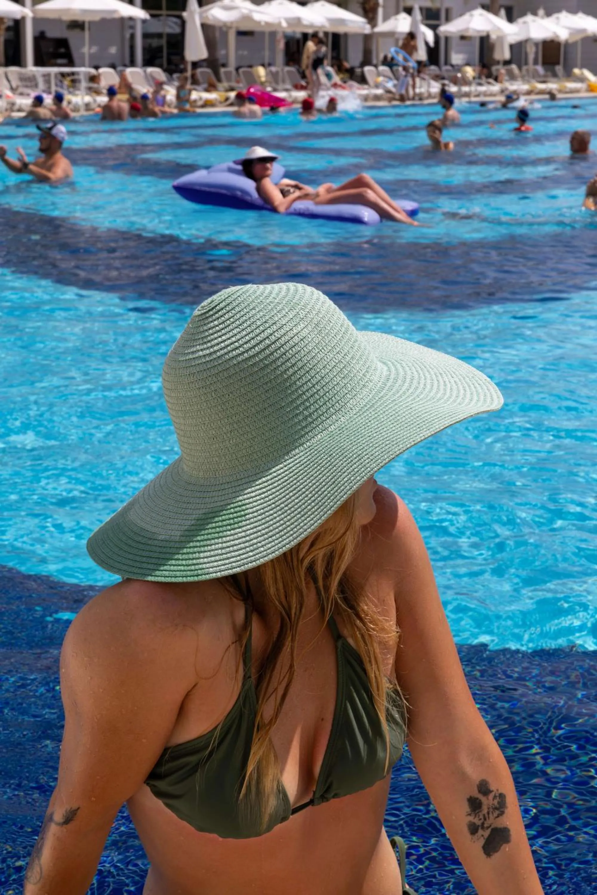 Swimming pool in Oz Hotels Sui