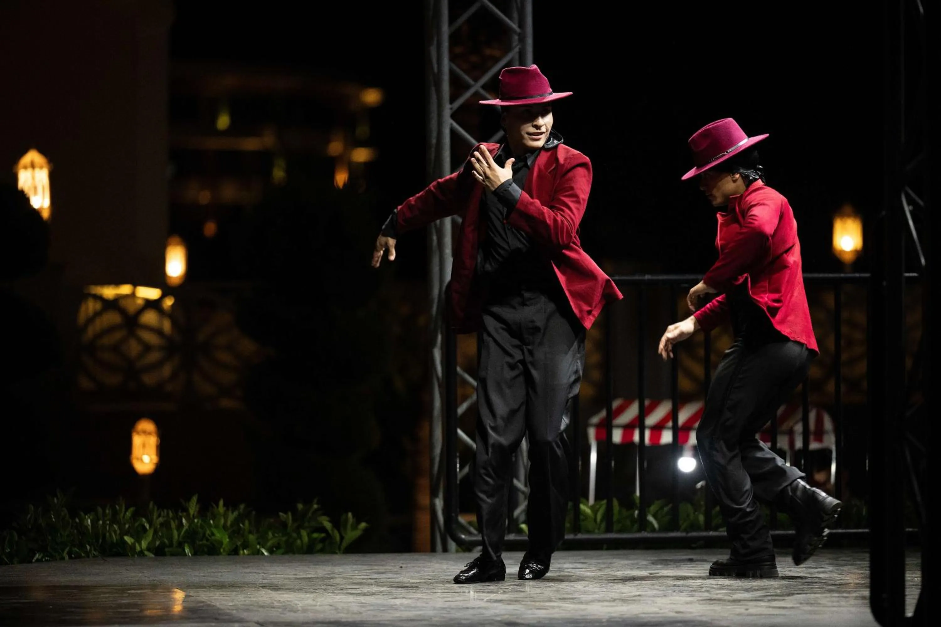 Evening entertainment in Oz Hotels Sui