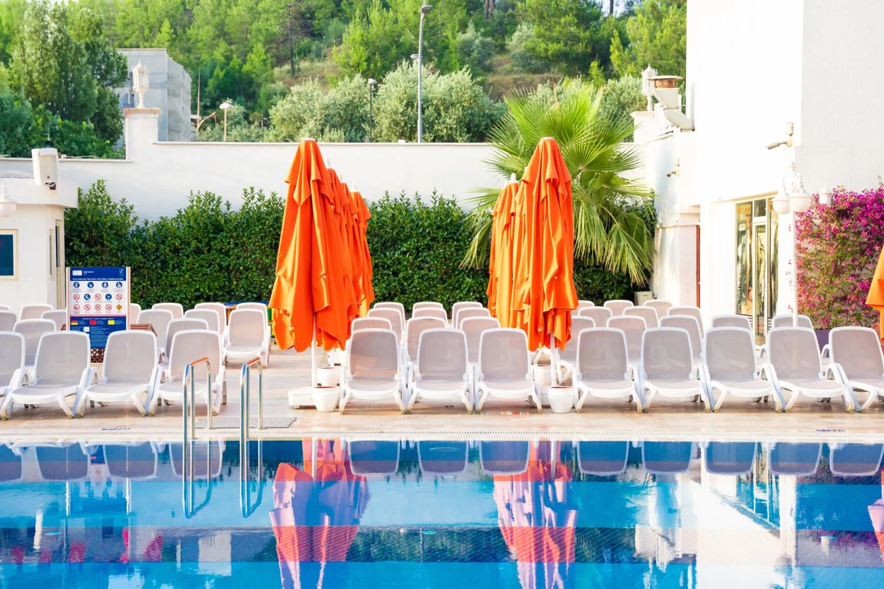 Pool view in Oz Hotels Sui