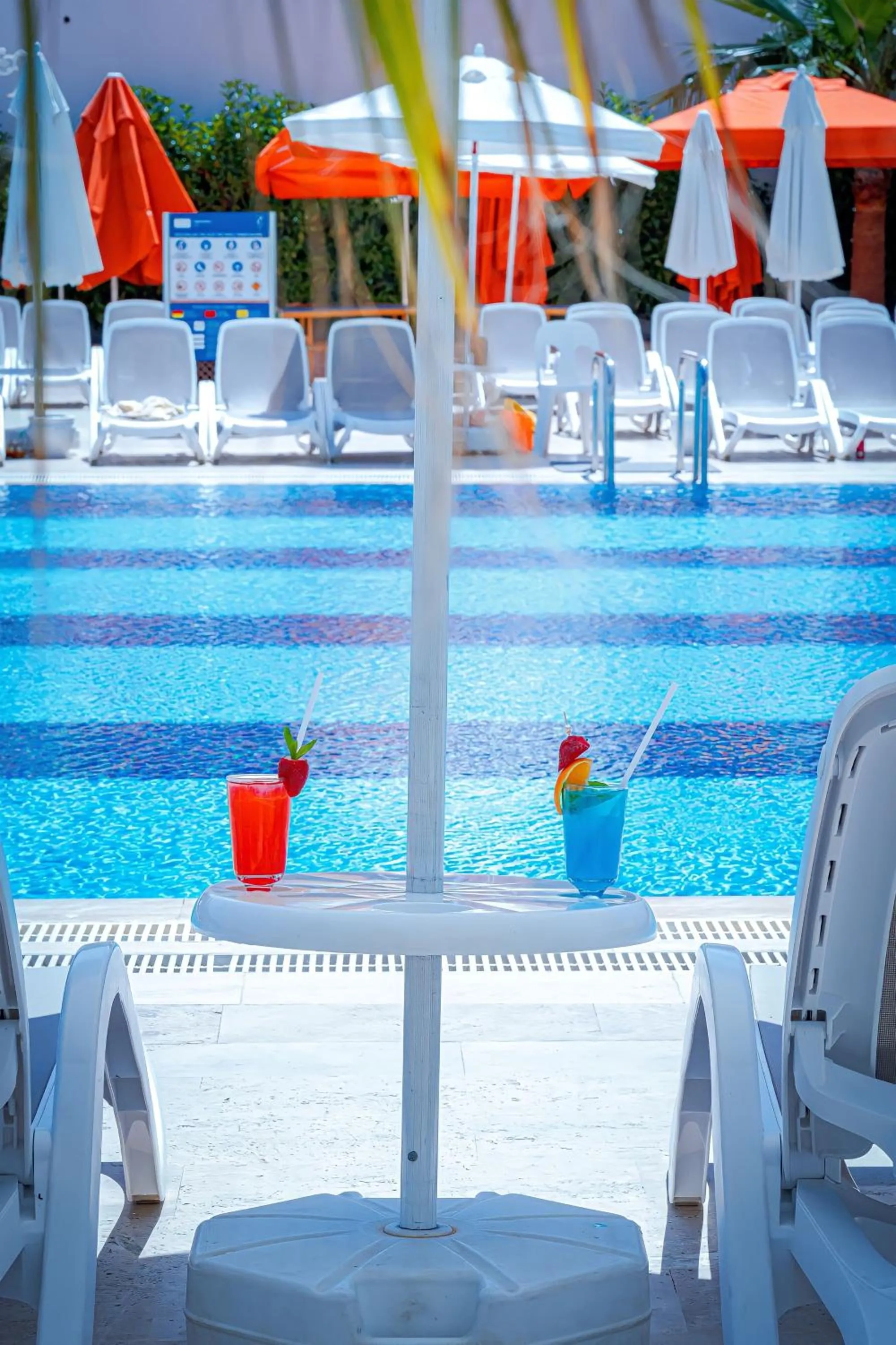 Pool view in Oz Hotels Sui