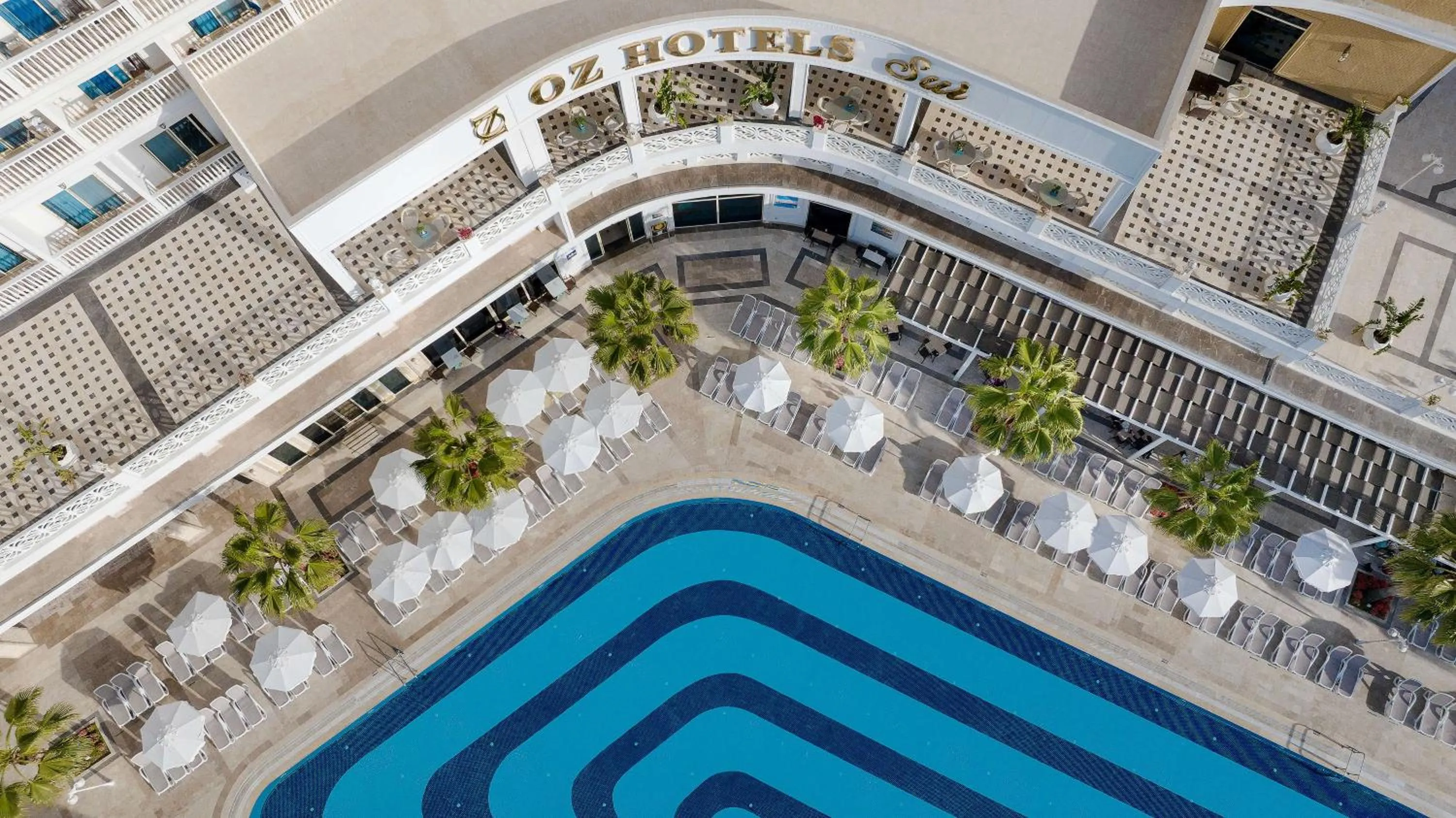 Swimming pool in Oz Hotels Sui