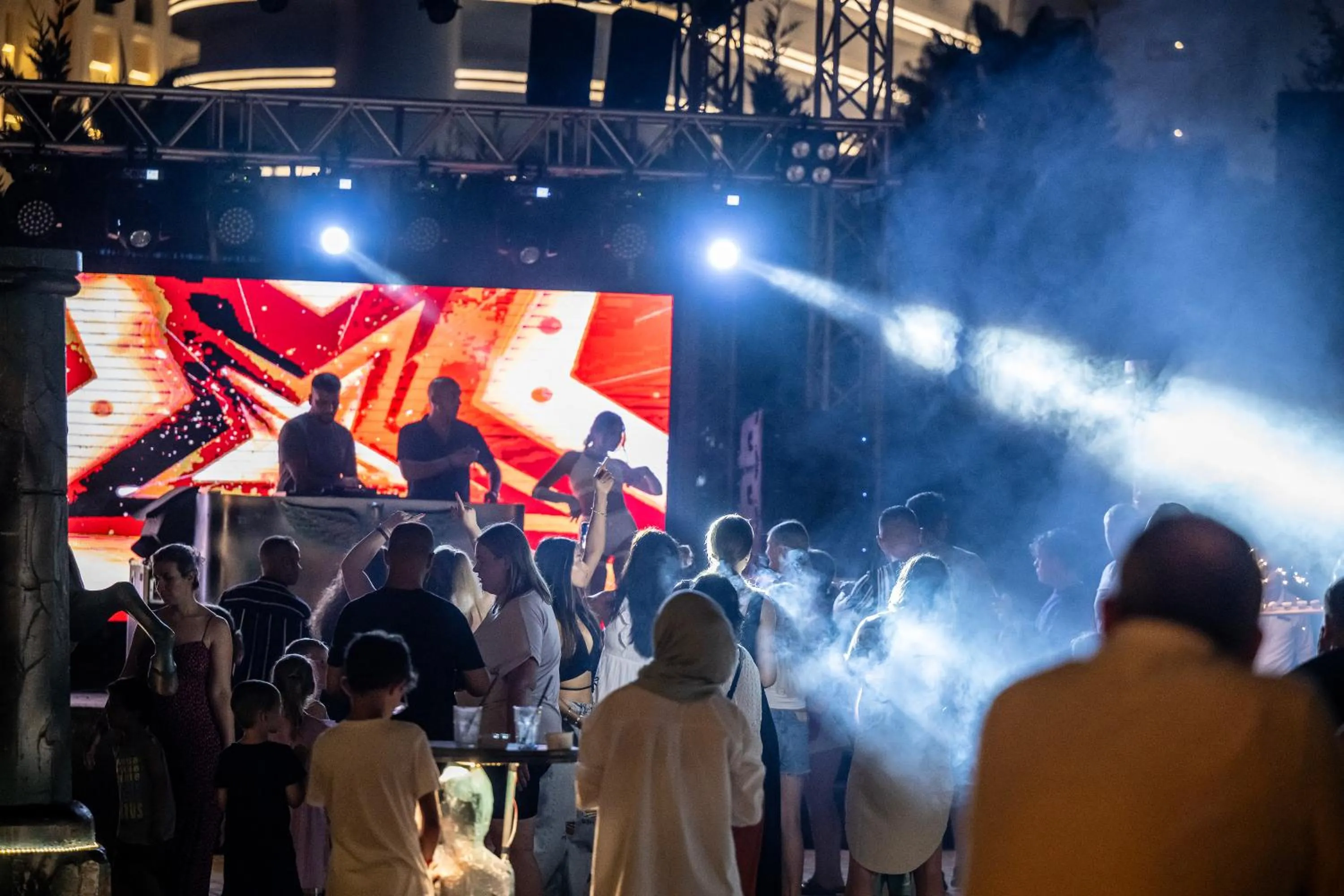 Evening entertainment in Oz Hotels Sui