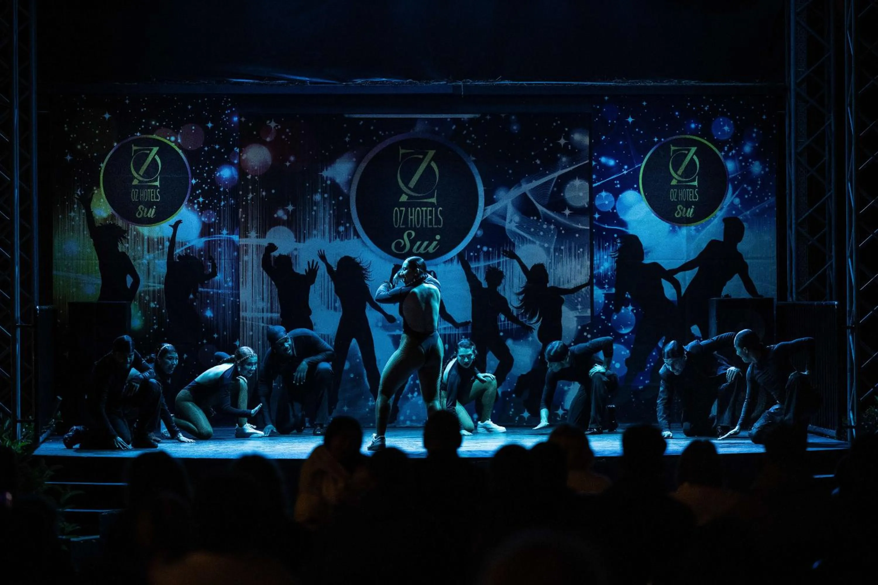 Evening entertainment in Oz Hotels Sui