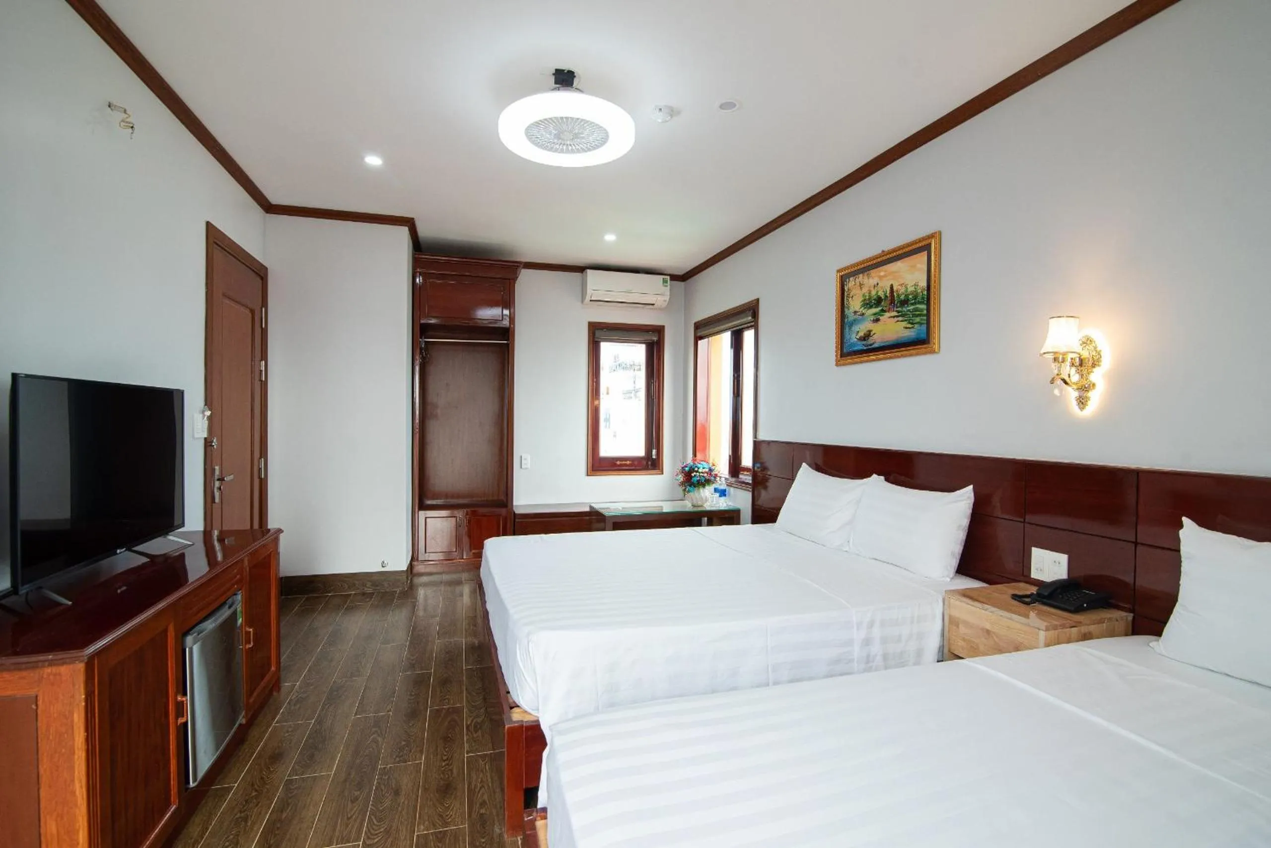 Communal lounge/ TV room, Bed in Minh Quang Hotel