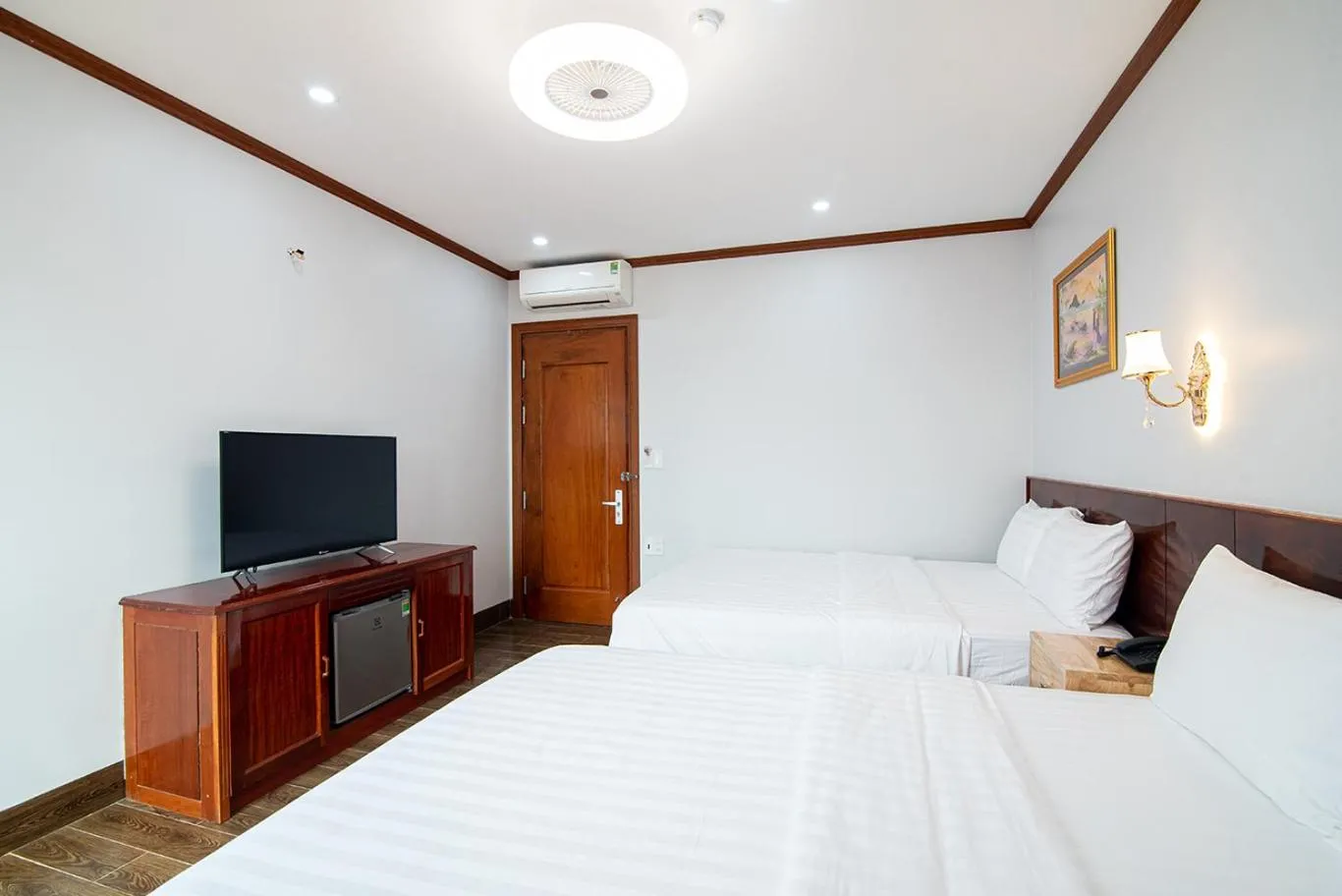 Communal lounge/ TV room, Bed in Minh Quang Hotel