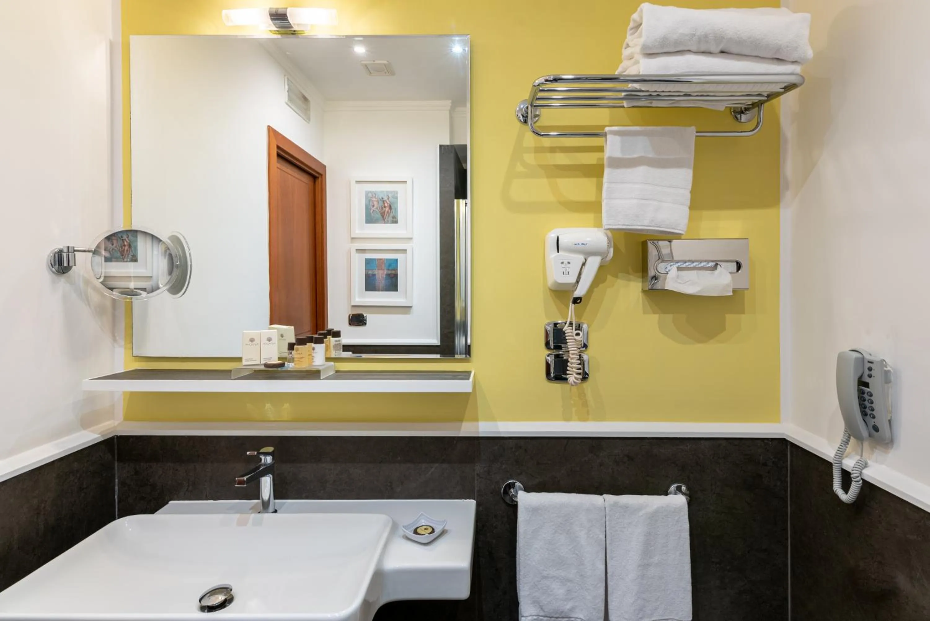 Shower in Palazzo Turchini