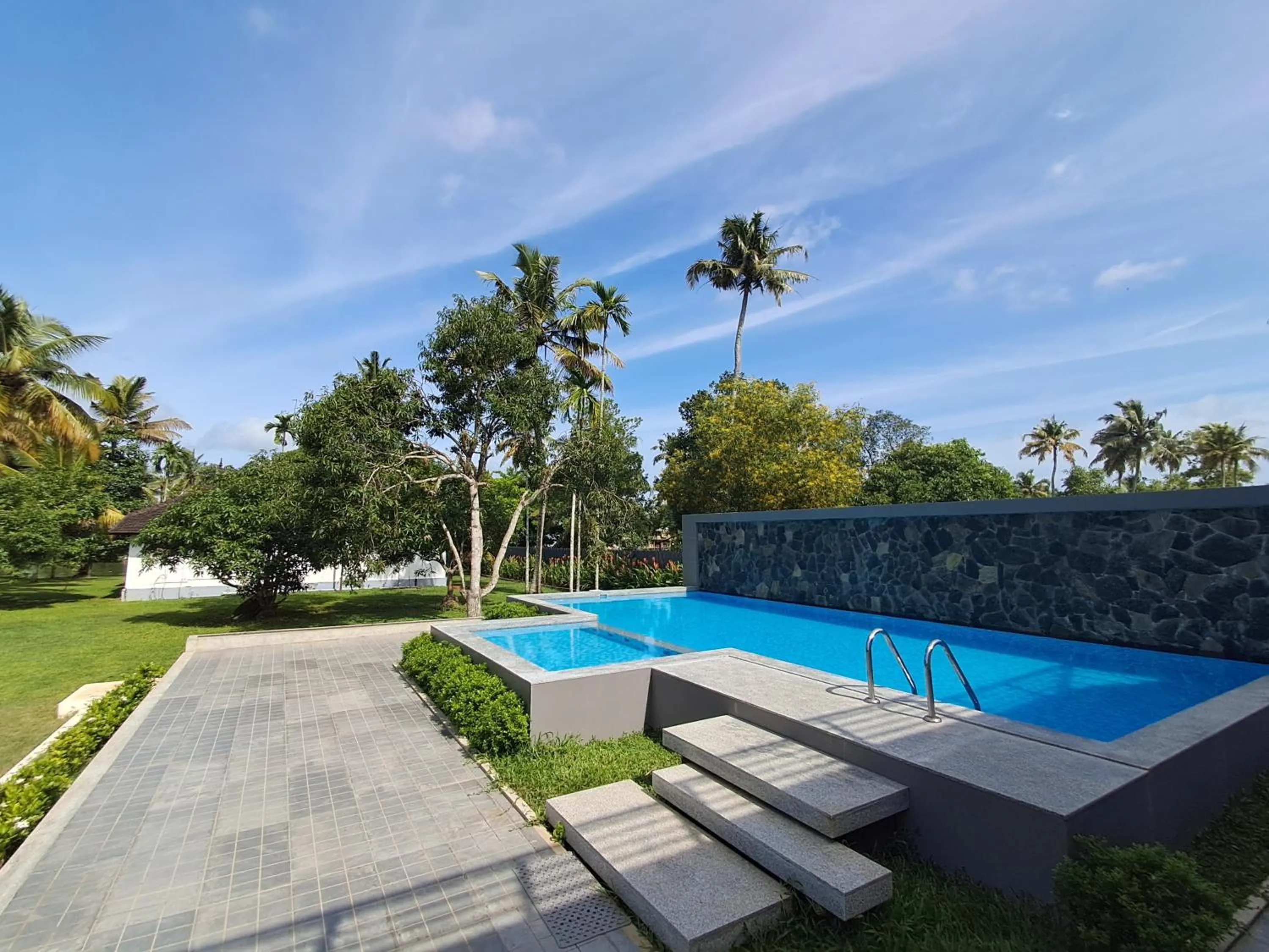 Swimming pool in Palmgrove Lake Resort