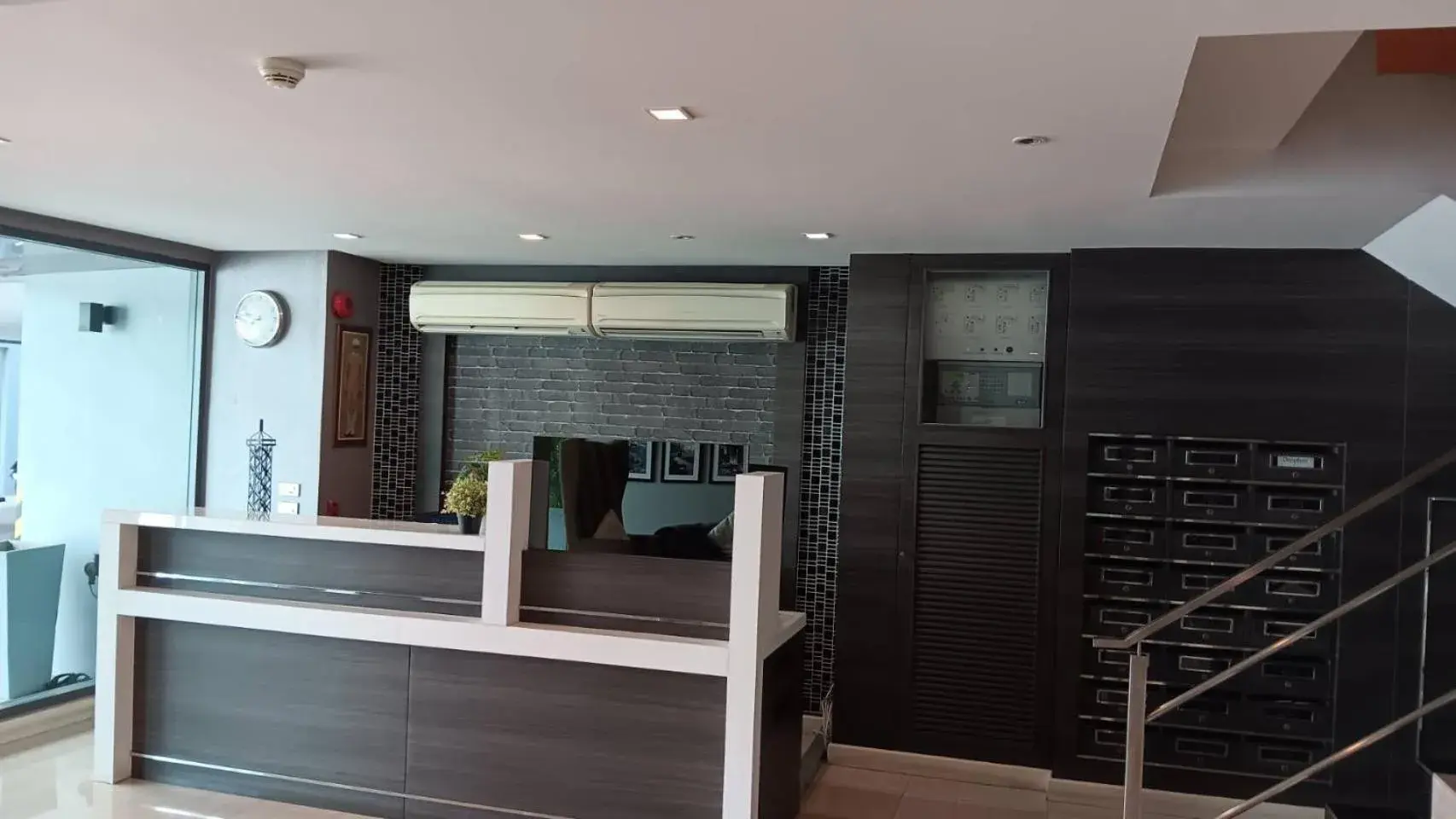 Facade/entrance in J Residence Thonglor 8 Facade/entrance in J Residence Thonglor 8