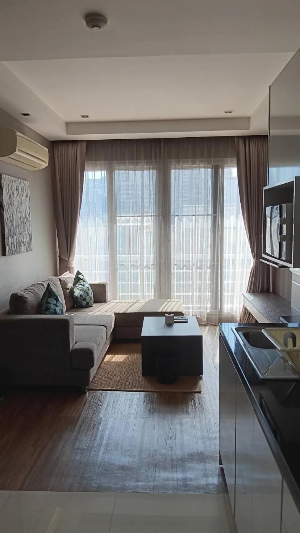 Living room, Bed in J Residence Thonglor 8
