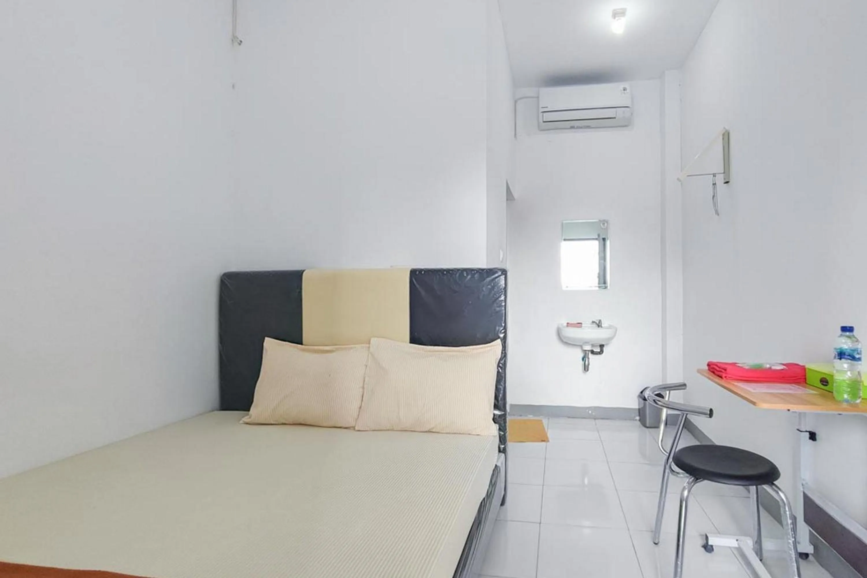 Bed in Shekinah Homestay & Cafe Waikabubak RedPartner