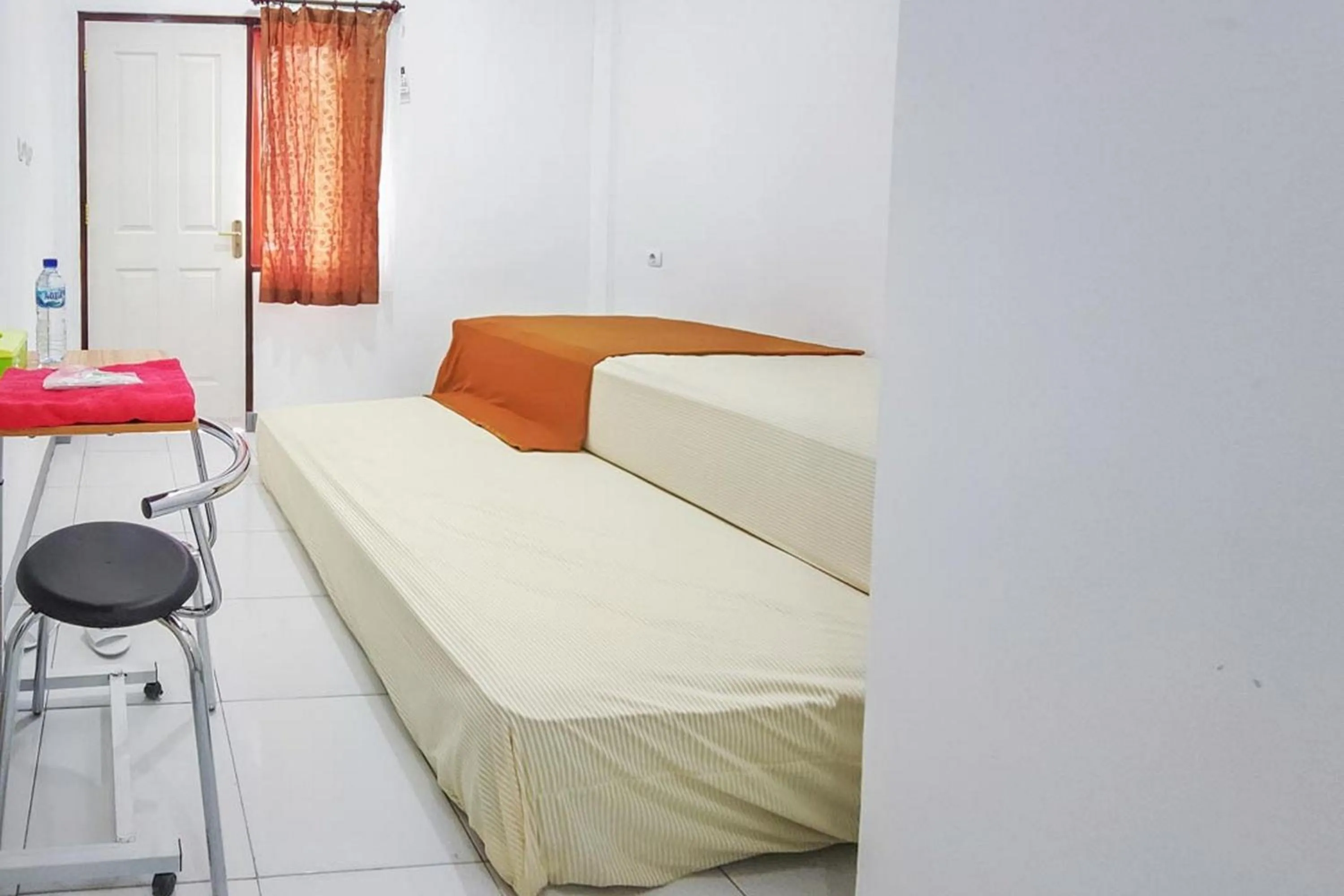 Bed in Shekinah Homestay & Cafe Waikabubak RedPartner