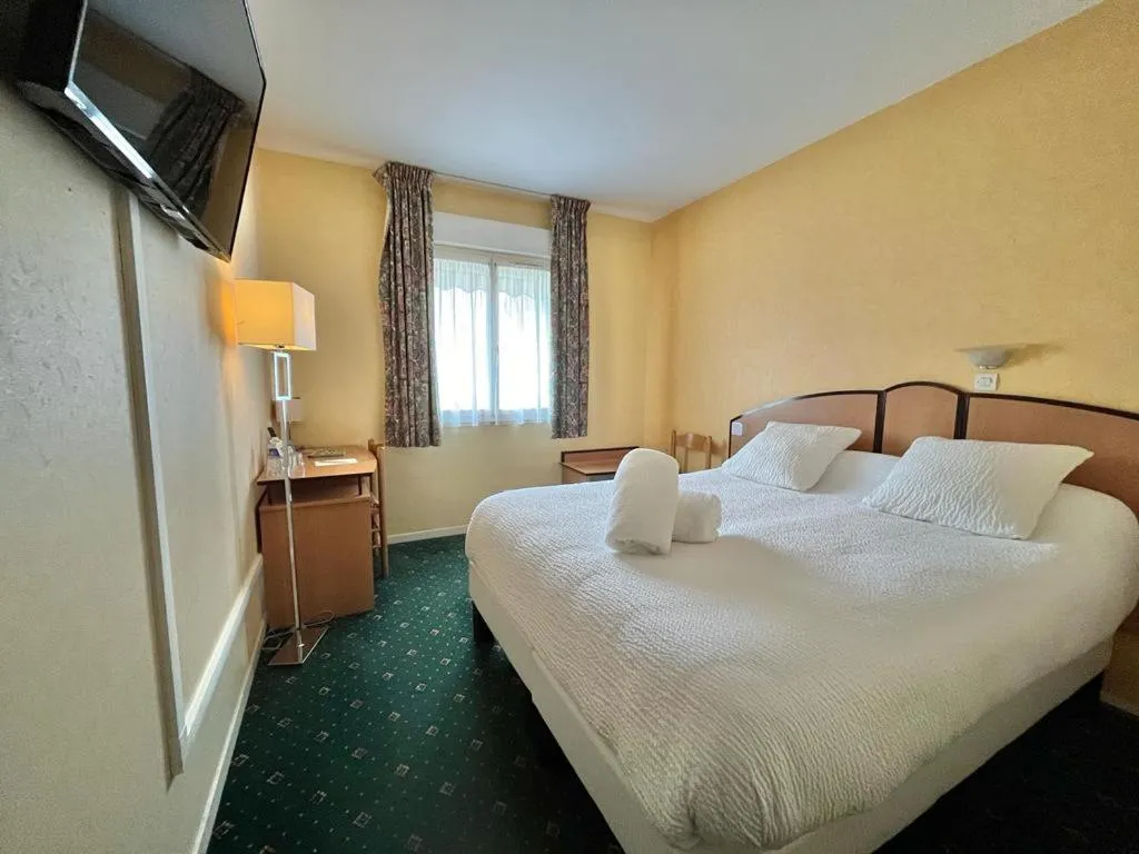 Property building, Bed in Logis Hôtel Sully le Château