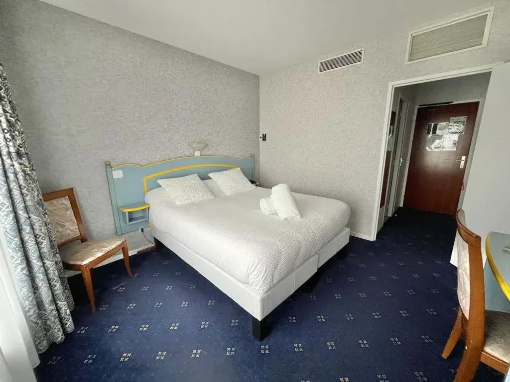 Deluxe Double Room with Castle View in Logis Hôtel Sully le Château Deluxe Double Room with Castle View in Logis Hôtel Sully le Château