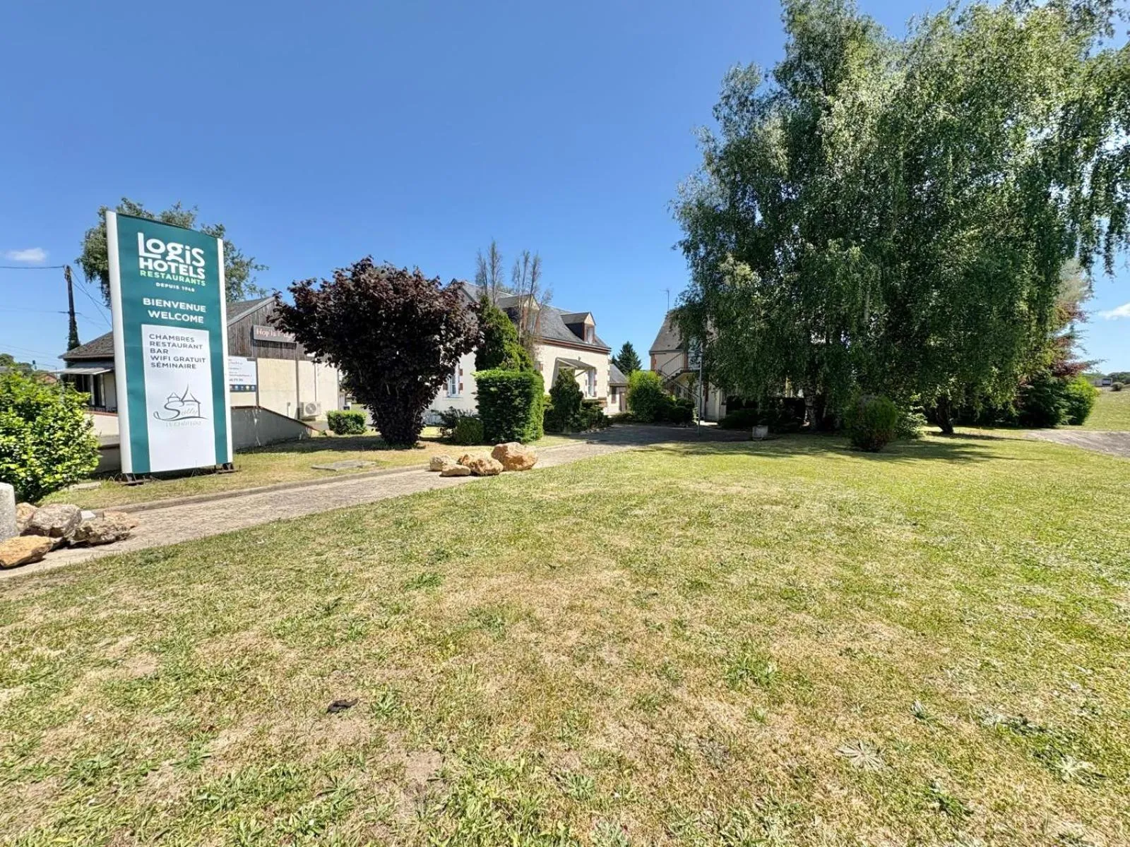 Garden in Logis Hôtel Sully le Château