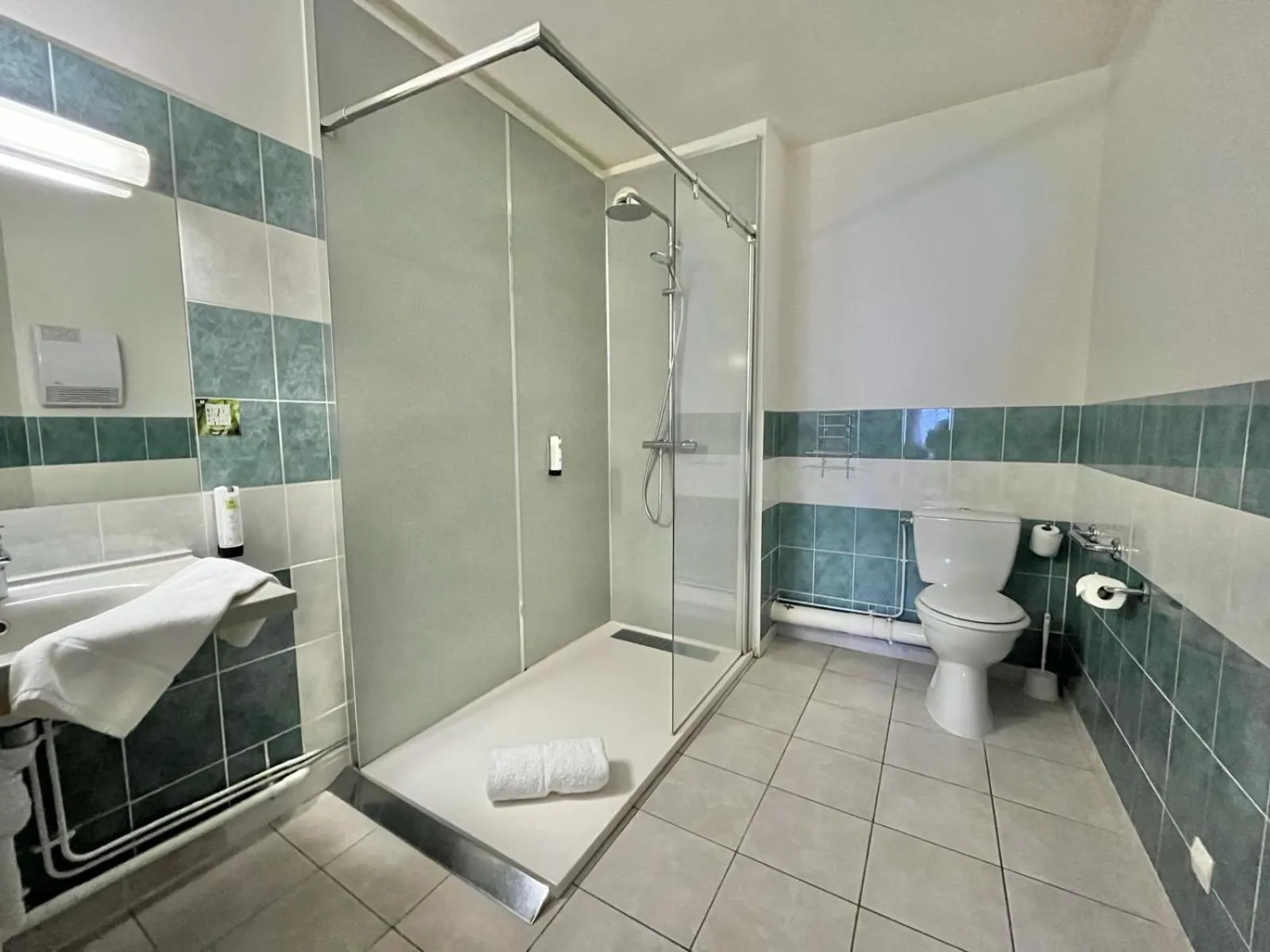 Shower in Logis Hôtel Sully le Château