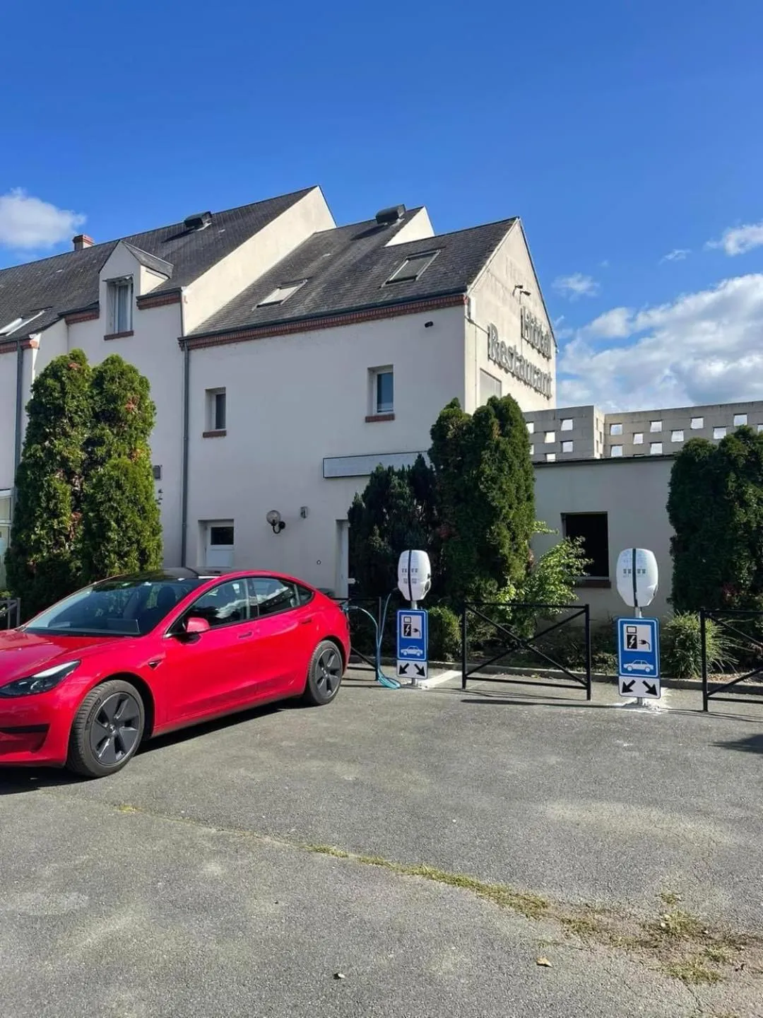 Parking in Logis Hôtel Sully le Château