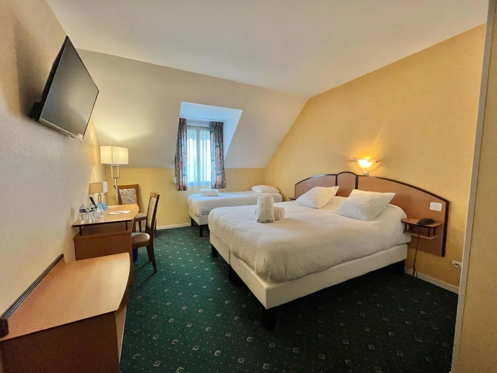 Property building, Bed in Logis Hôtel Sully le Château