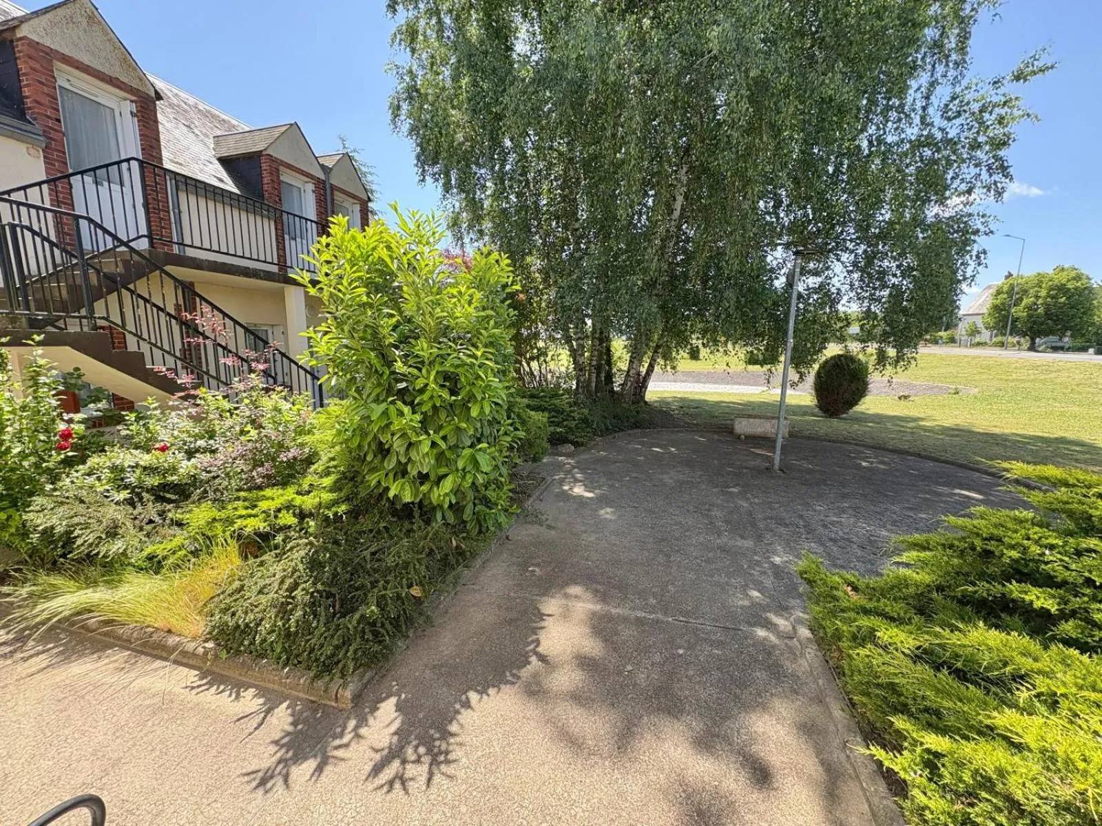 Garden in Logis Hôtel Sully le Château