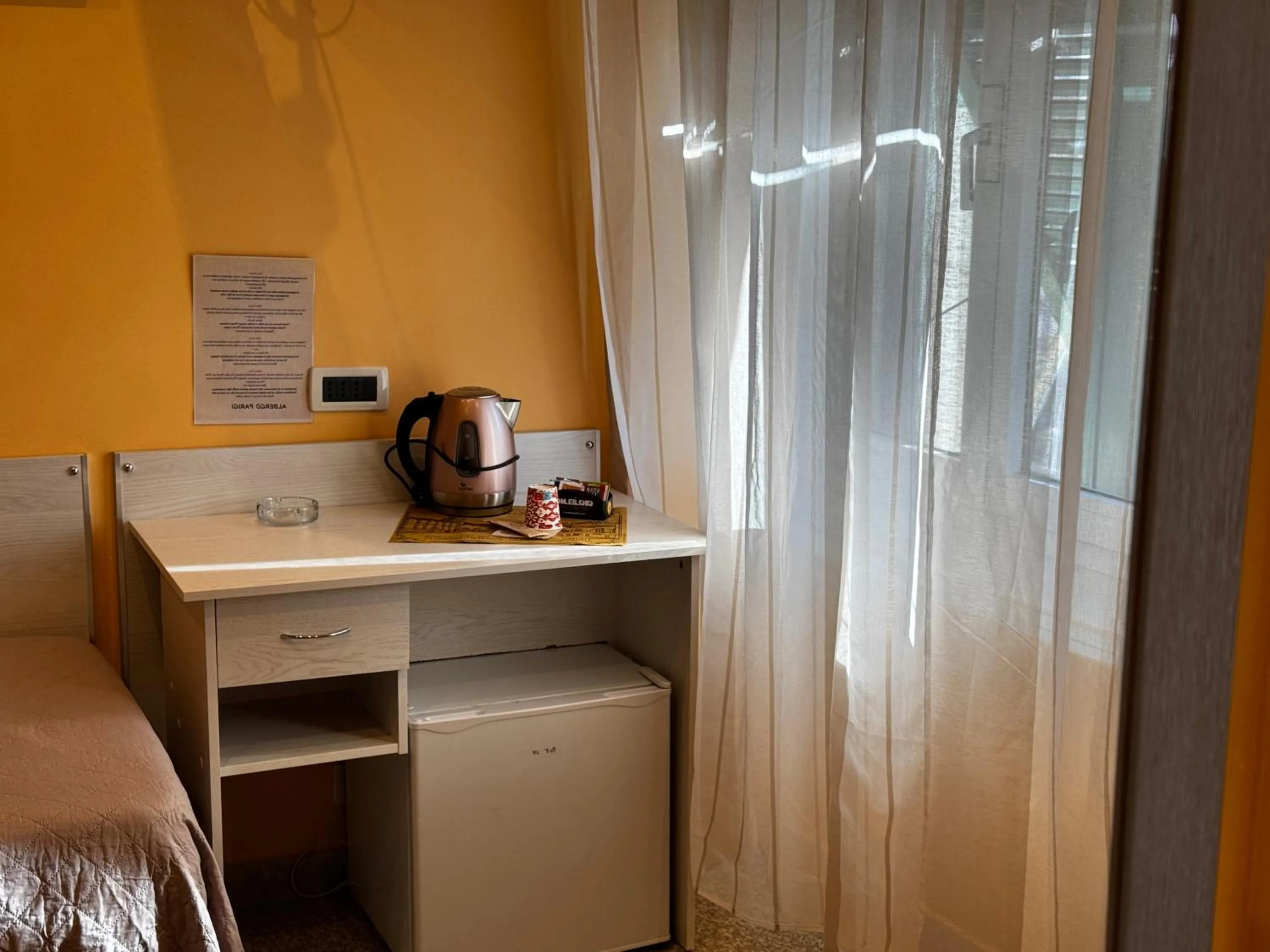 Coffee/tea facilities, Bed in Albergo Parigi