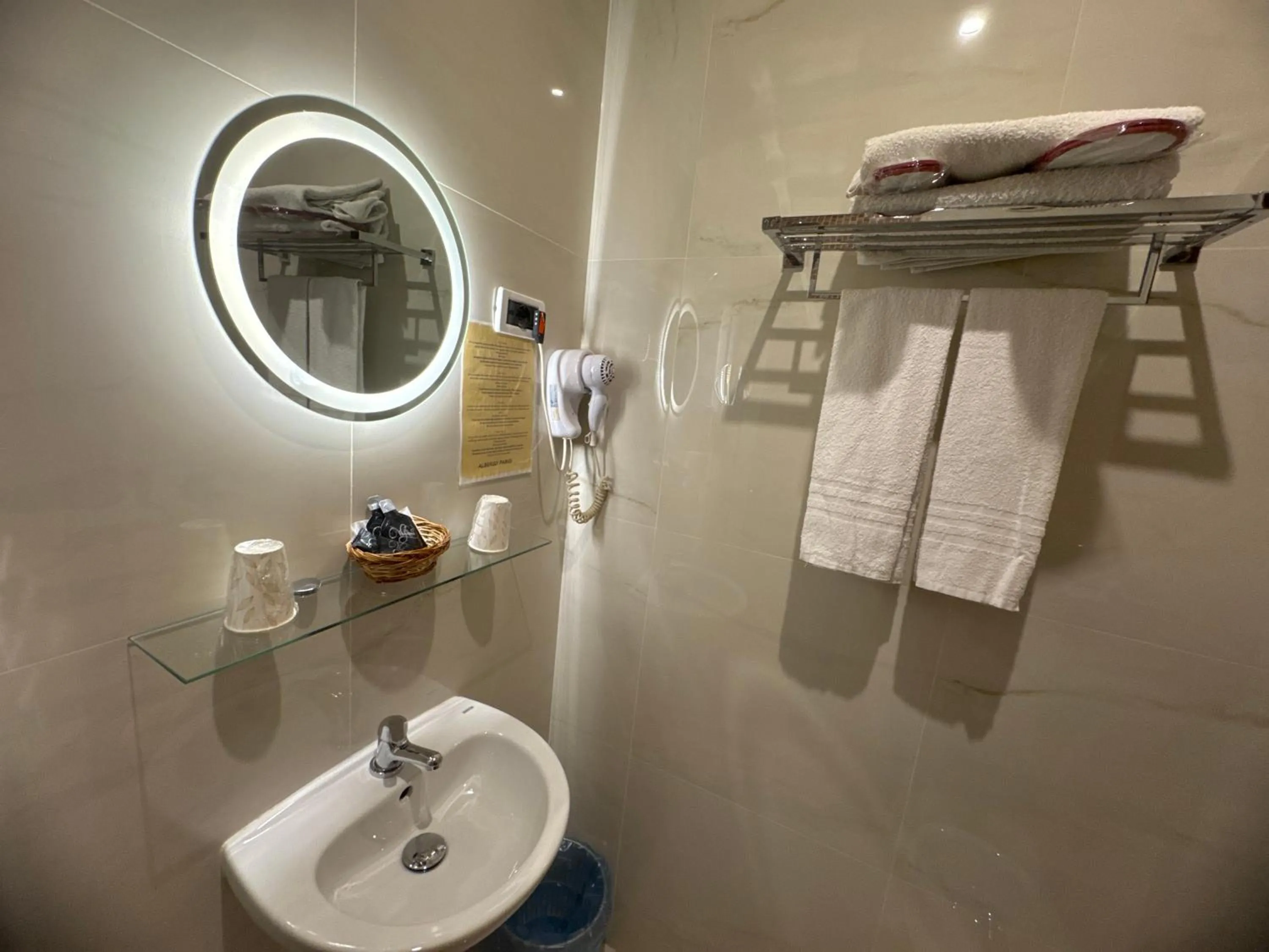 Shower in Albergo Parigi