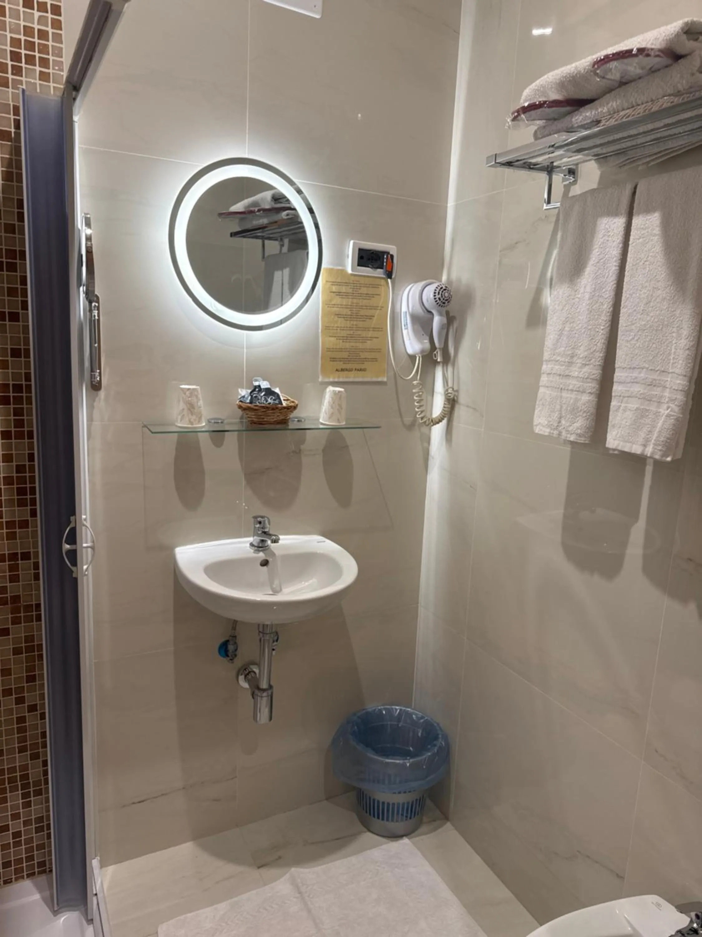 Bathroom in Albergo Parigi