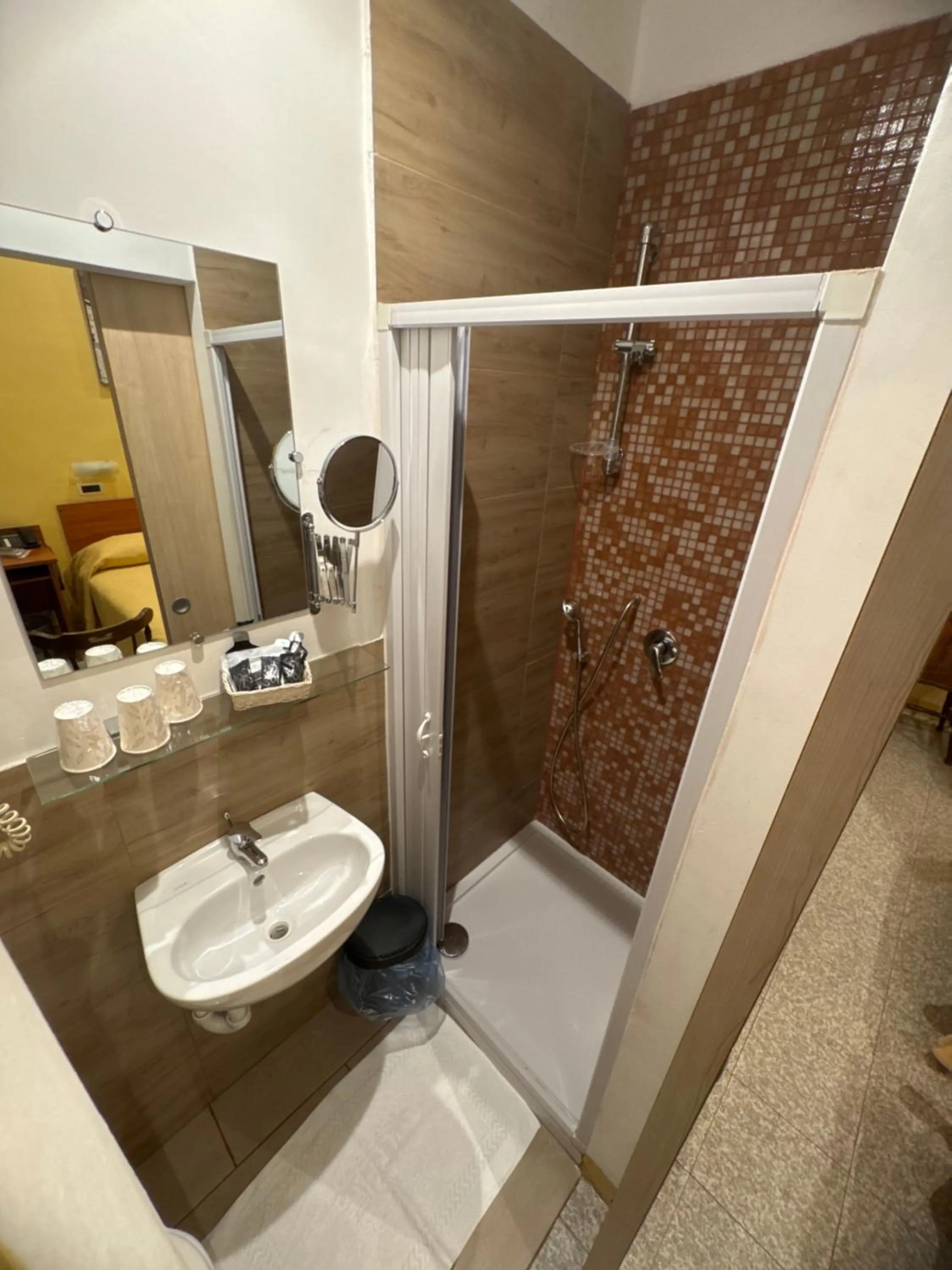 Shower in Albergo Parigi