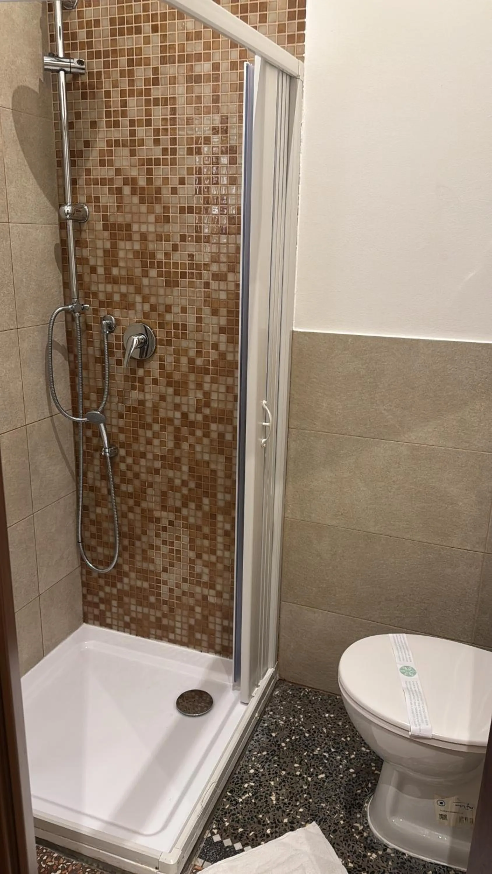 Shower in Albergo Parigi