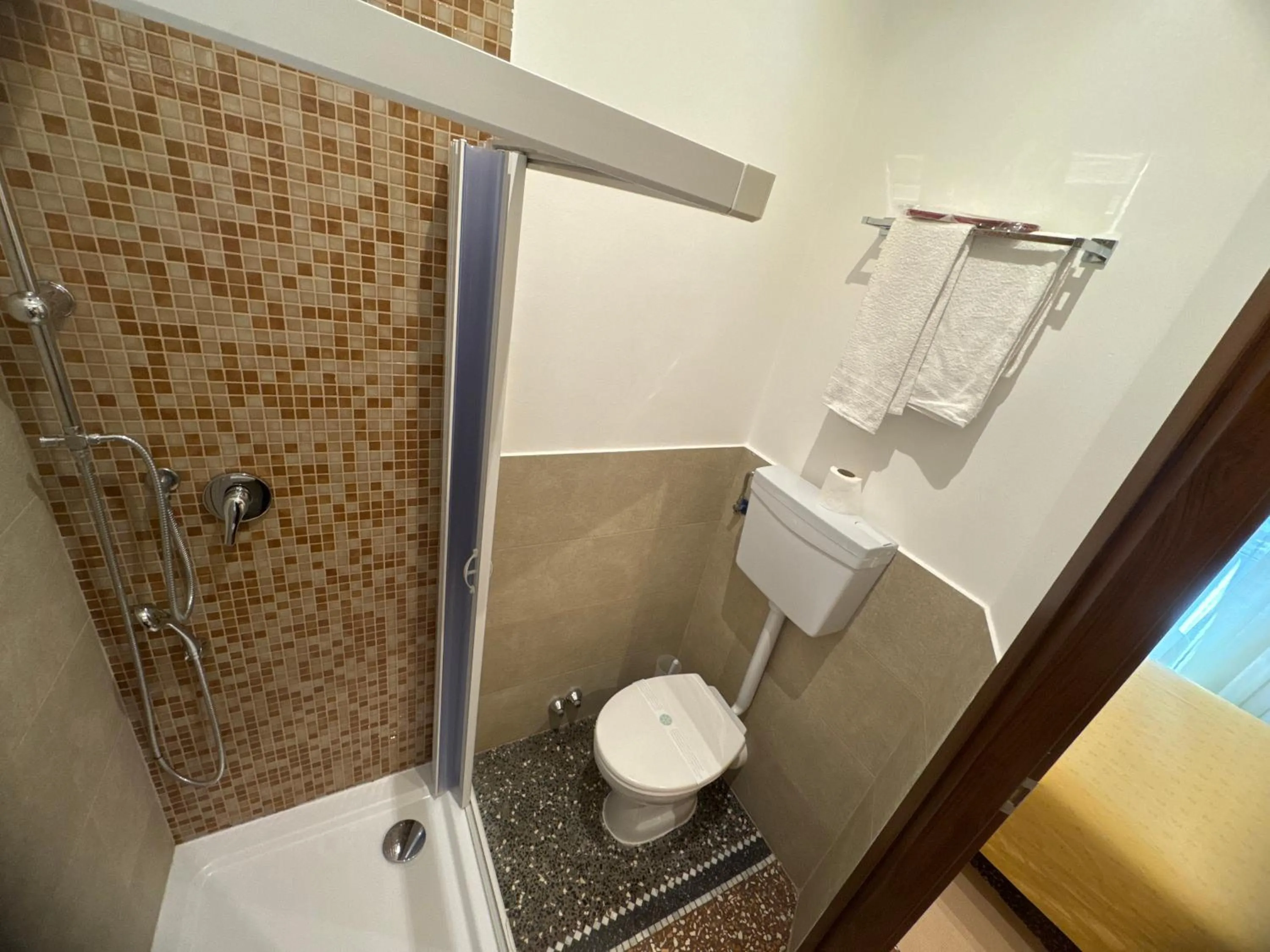 Shower in Albergo Parigi