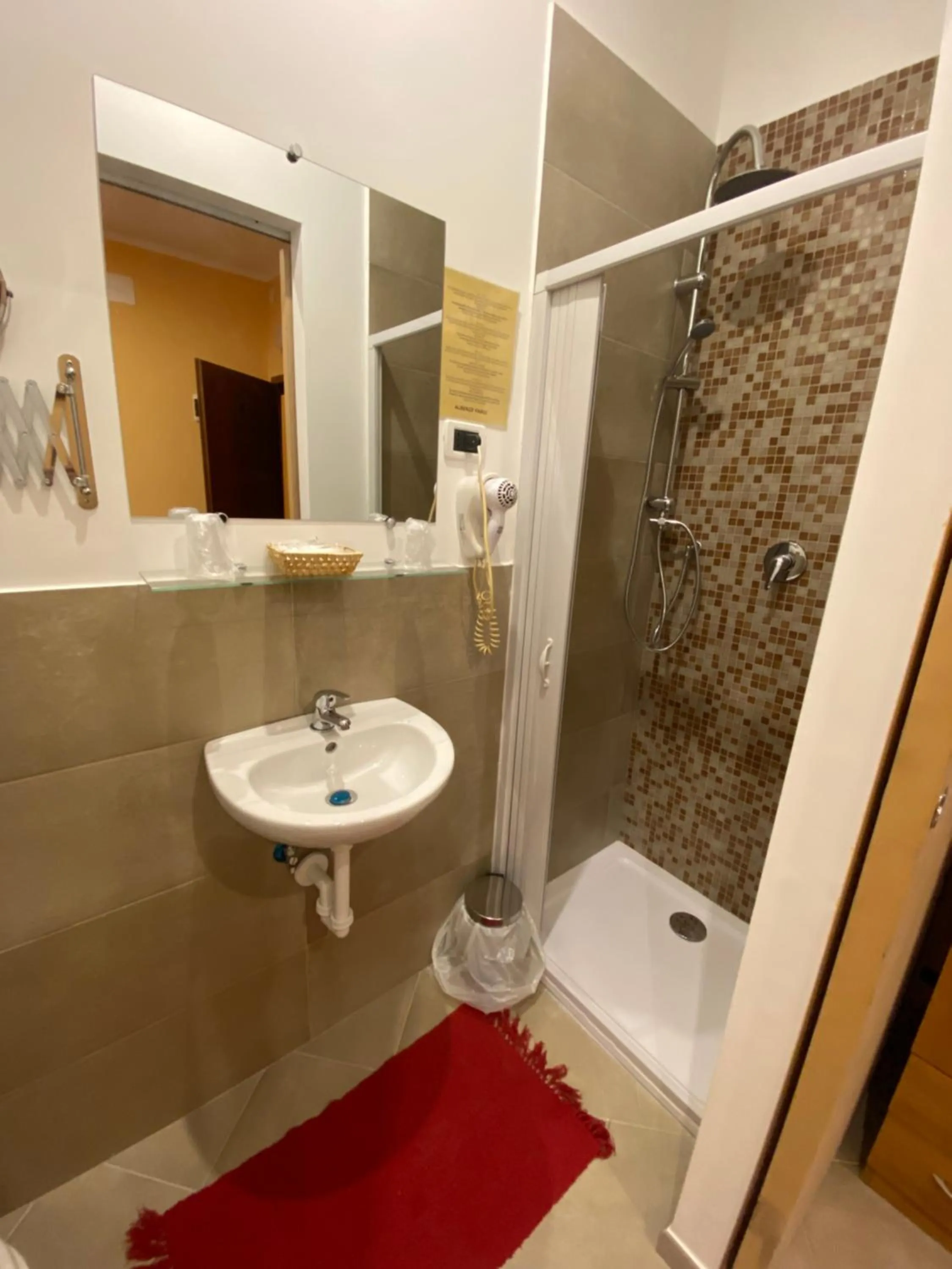 Shower in Albergo Parigi