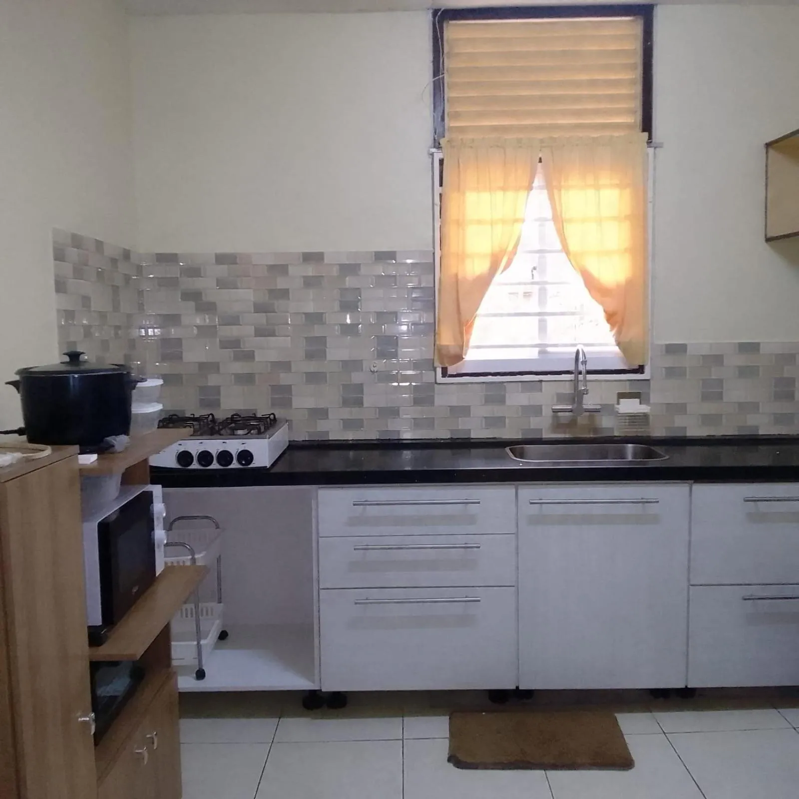 3 Bed House - Sleeps 4 - Parking - Wifi
