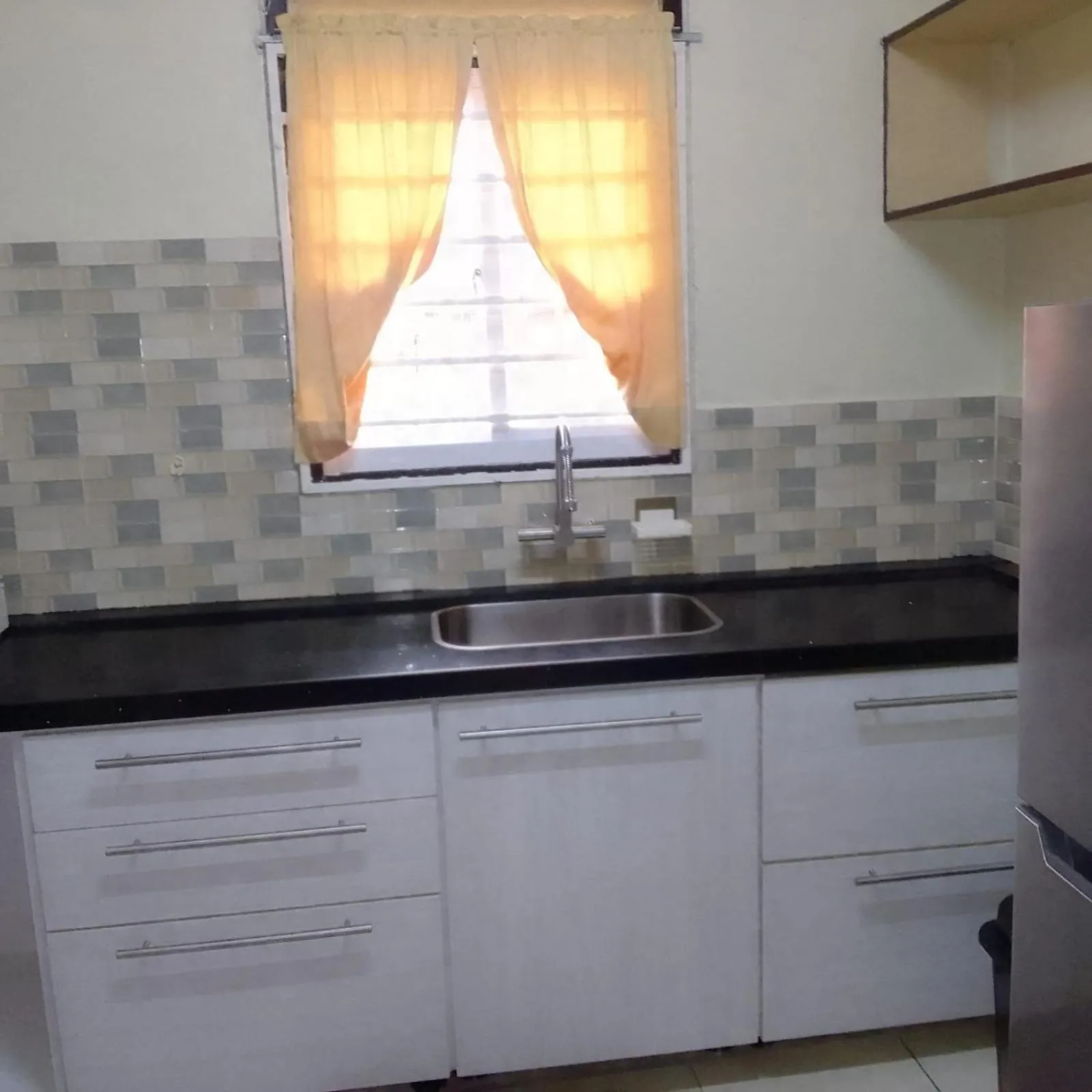 3 Bed House - Sleeps 4 - Parking - Wifi