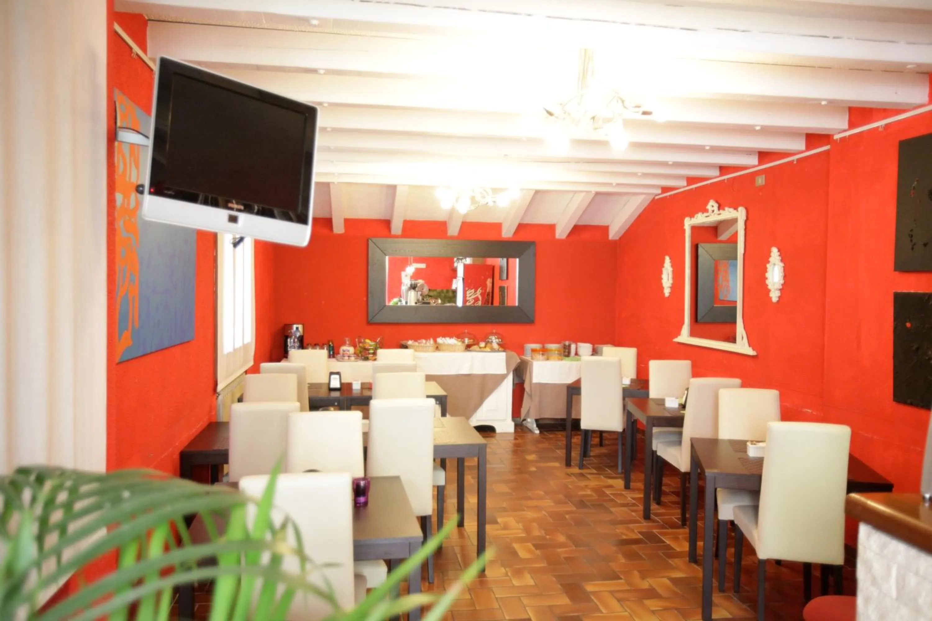 Restaurant/places to eat in Art Hotel