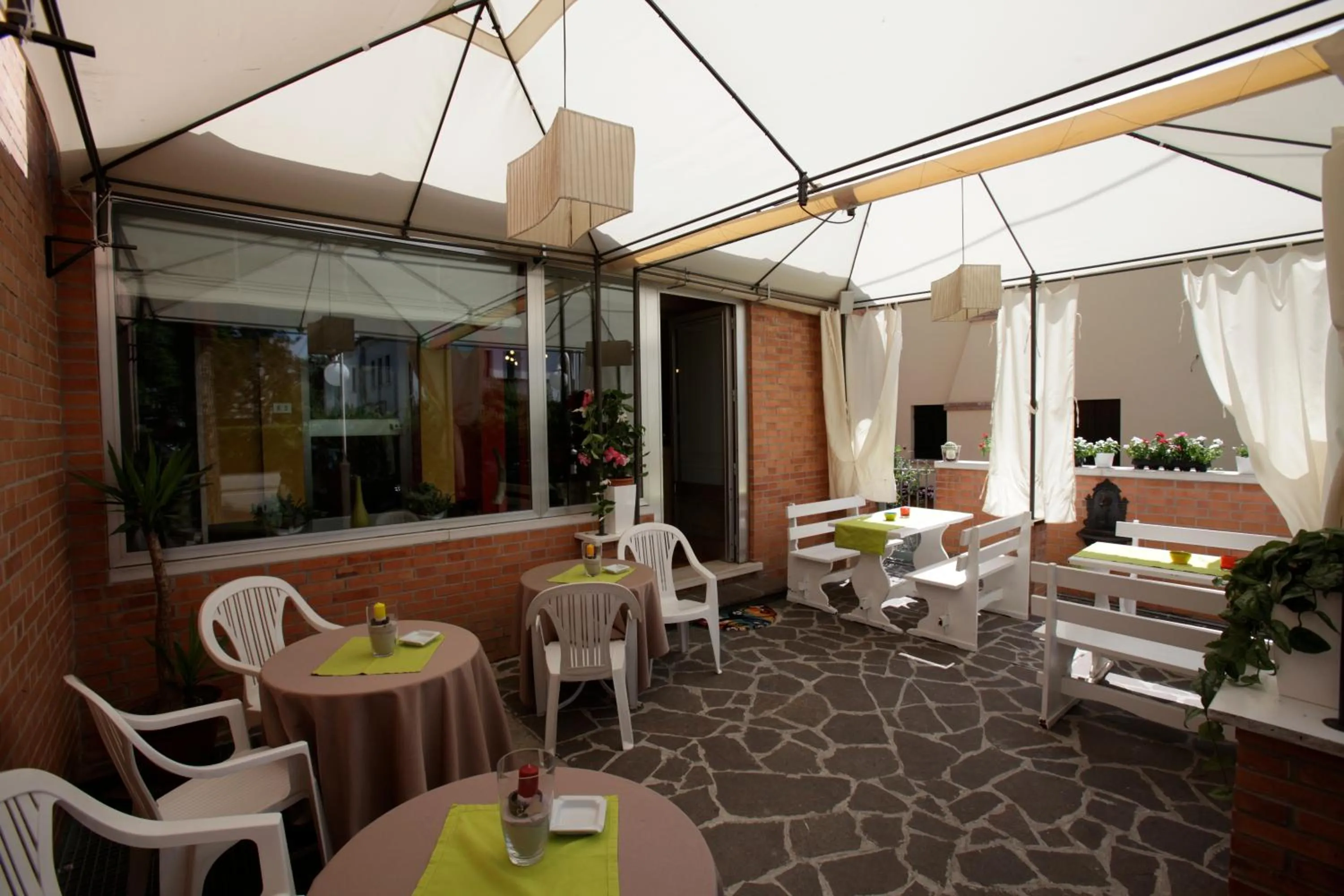 Restaurant/places to eat in Art Hotel