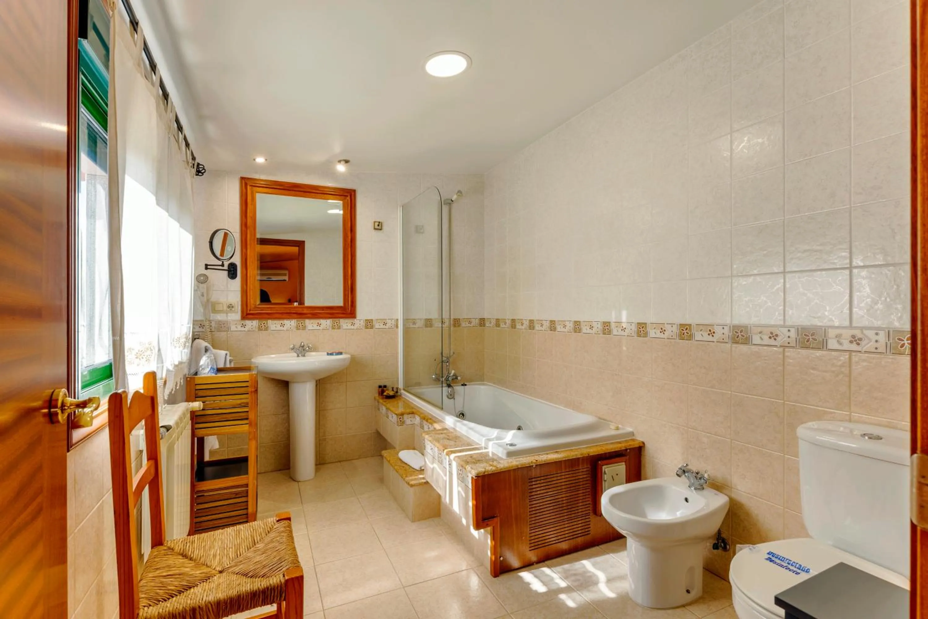 Double Room with Spa Bath in Casa Rural Os Carballos