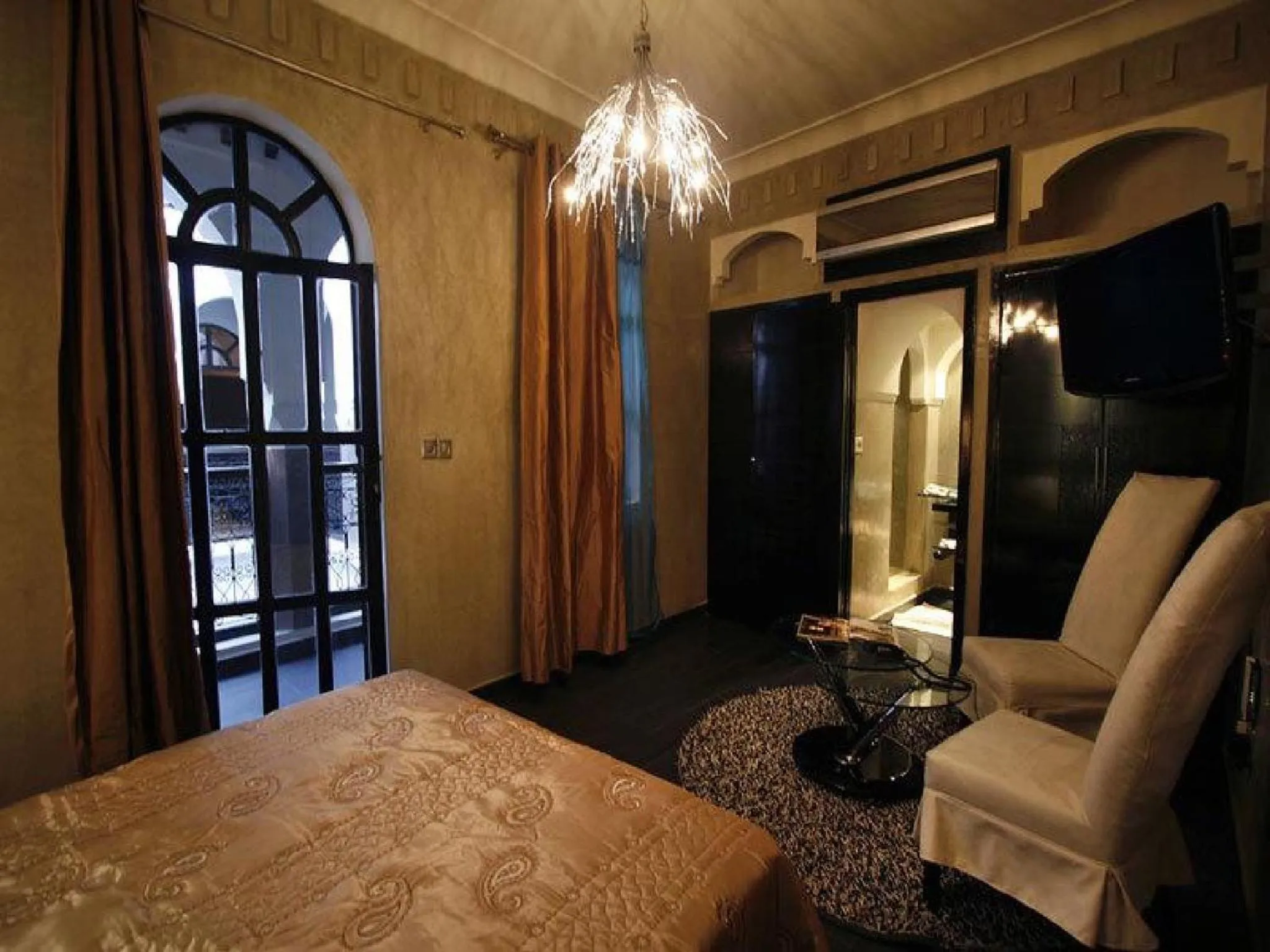 Photo of the whole room, Bed in Riad Carllian