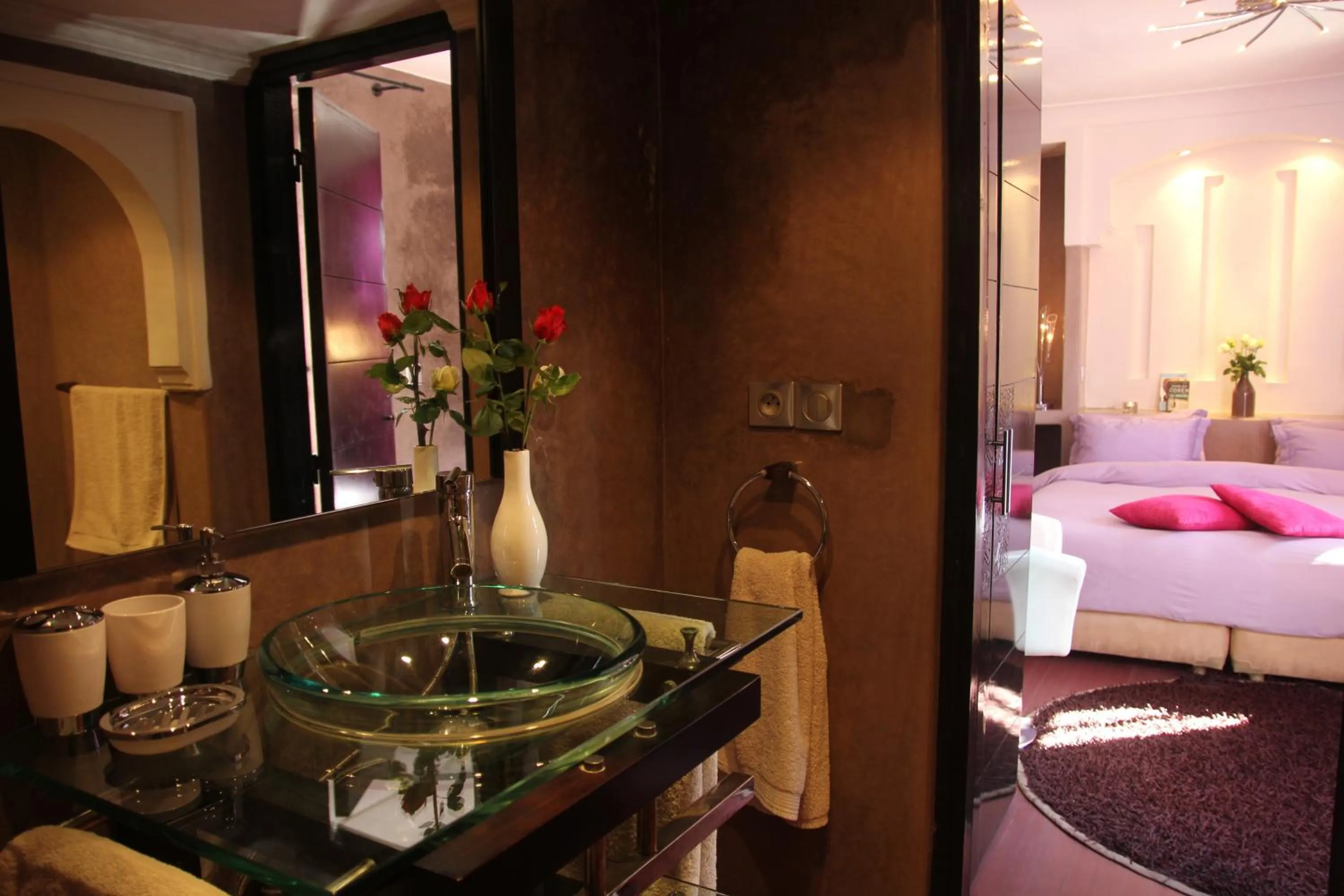 Bathroom, Bed in Riad Carllian