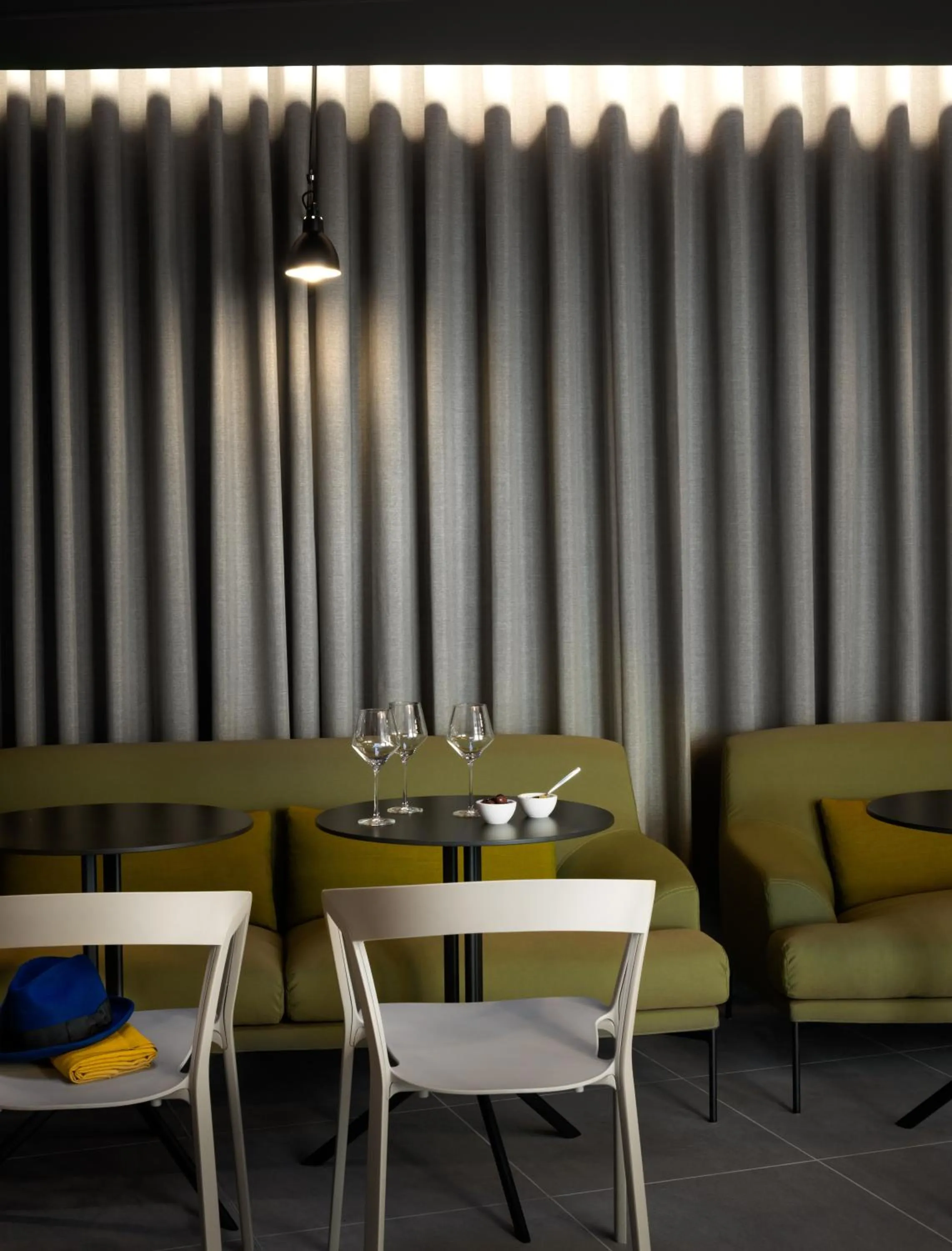 Lounge or bar in OKKO Hotels Nantes Centre Ville