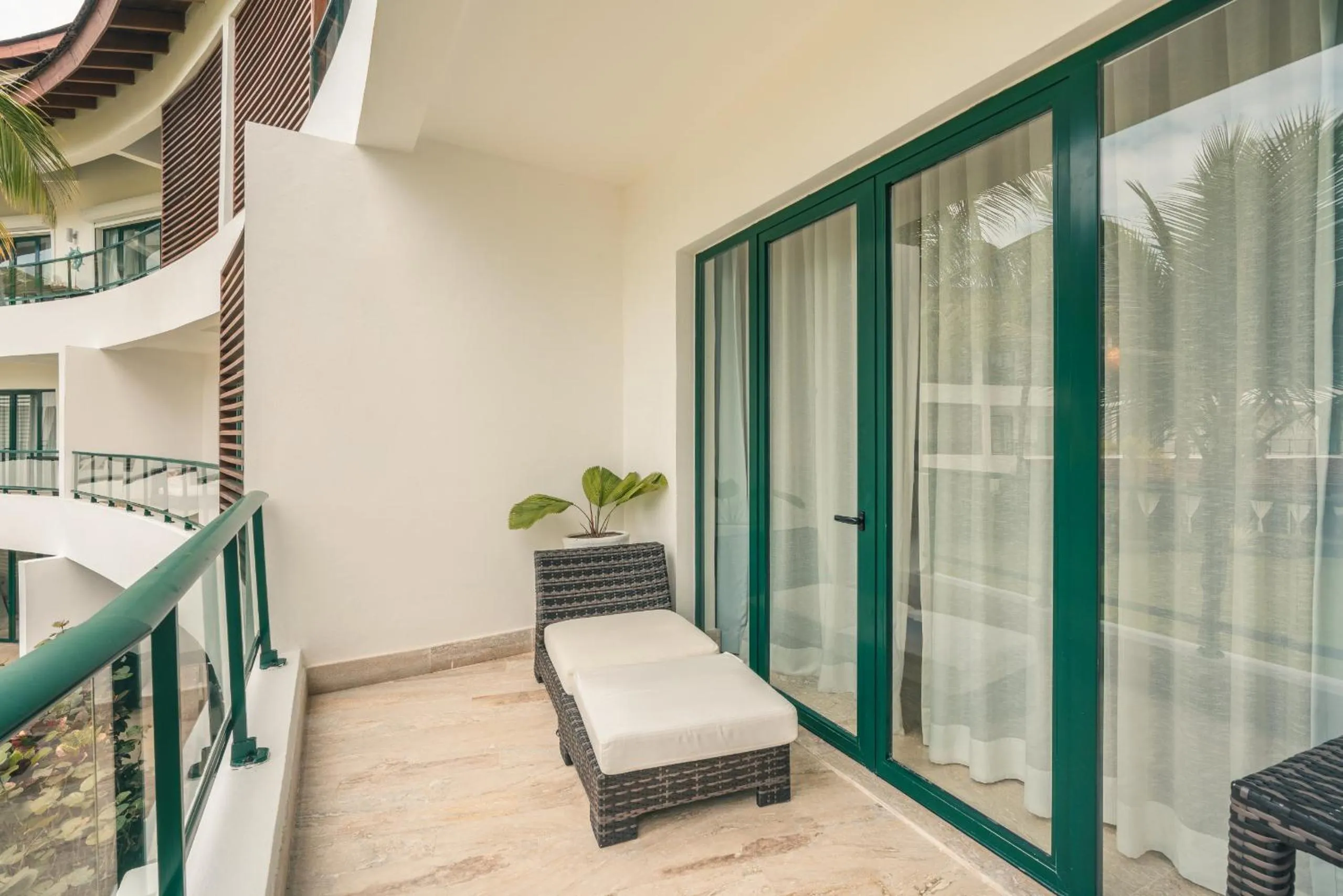 Go away to this charming apt at Sublime w private jacuzzi included