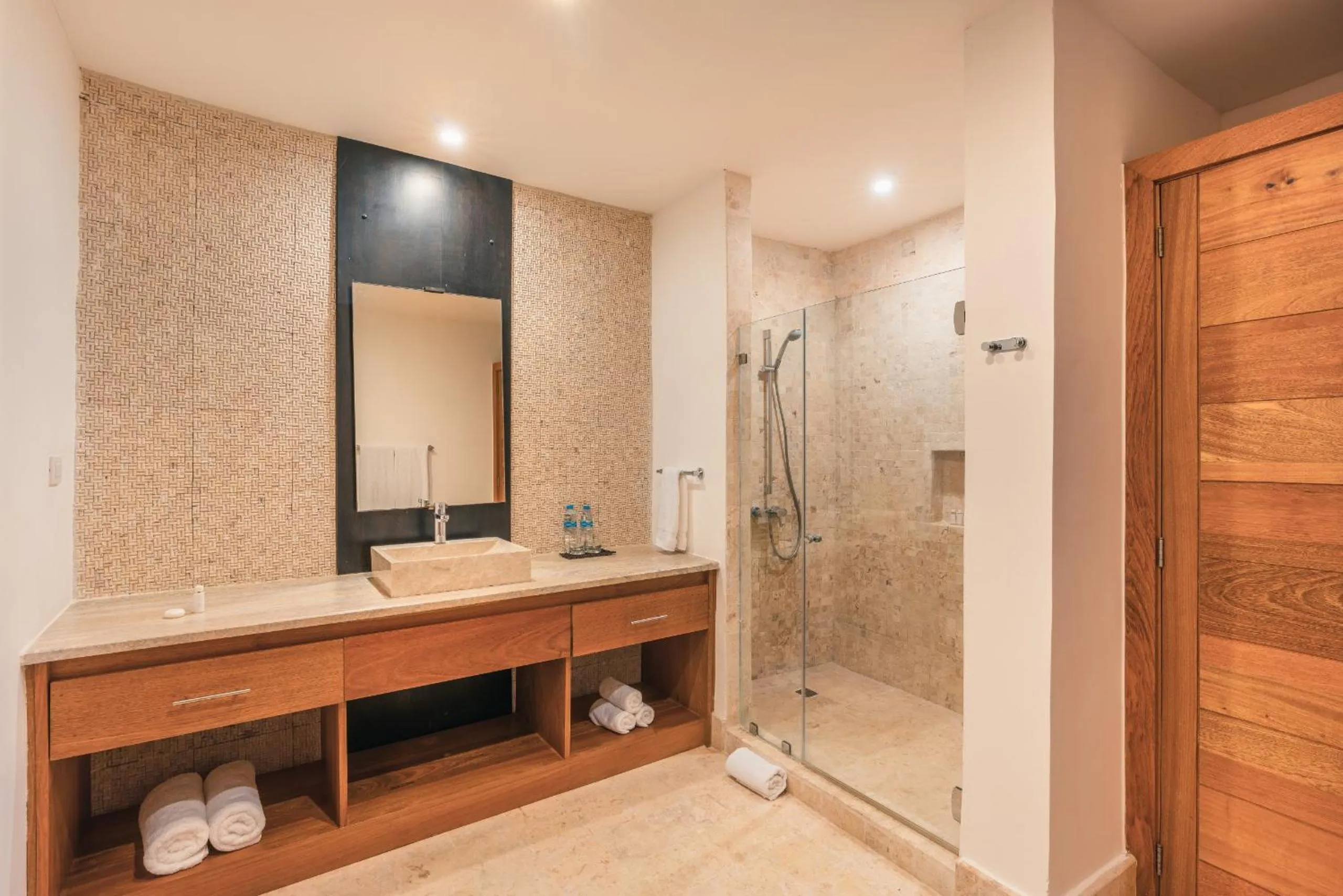 Go away to this charming apt at Sublime w private jacuzzi included