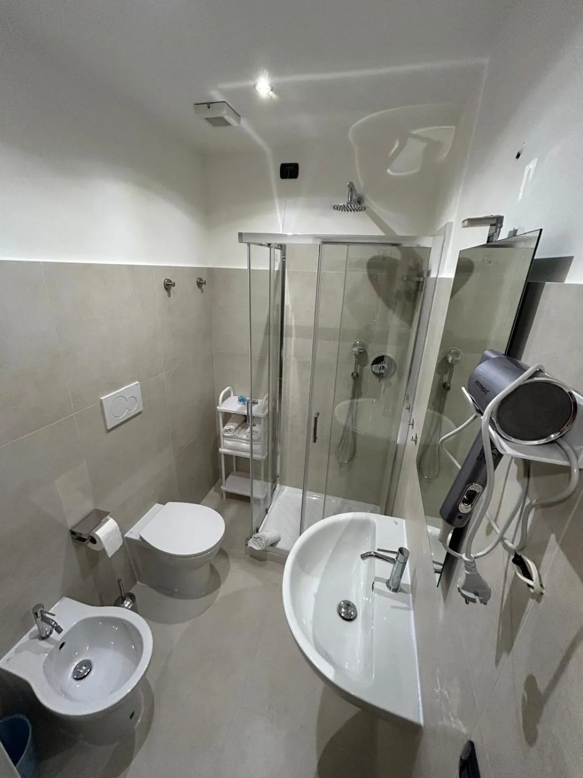 Bathroom in Magnifico Rome