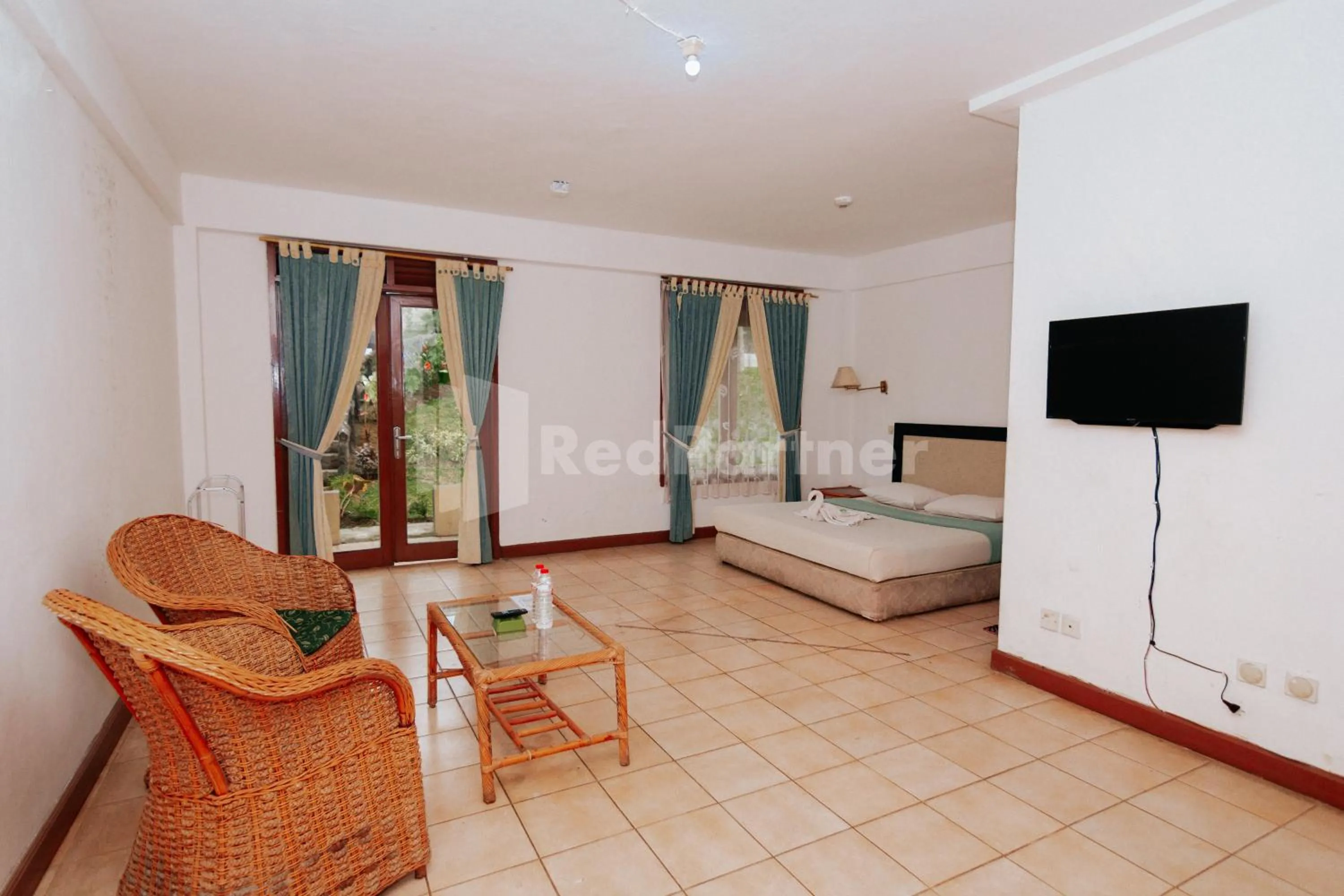 TV and multimedia, Bed in Villa Green Valley Puncak RedPartner