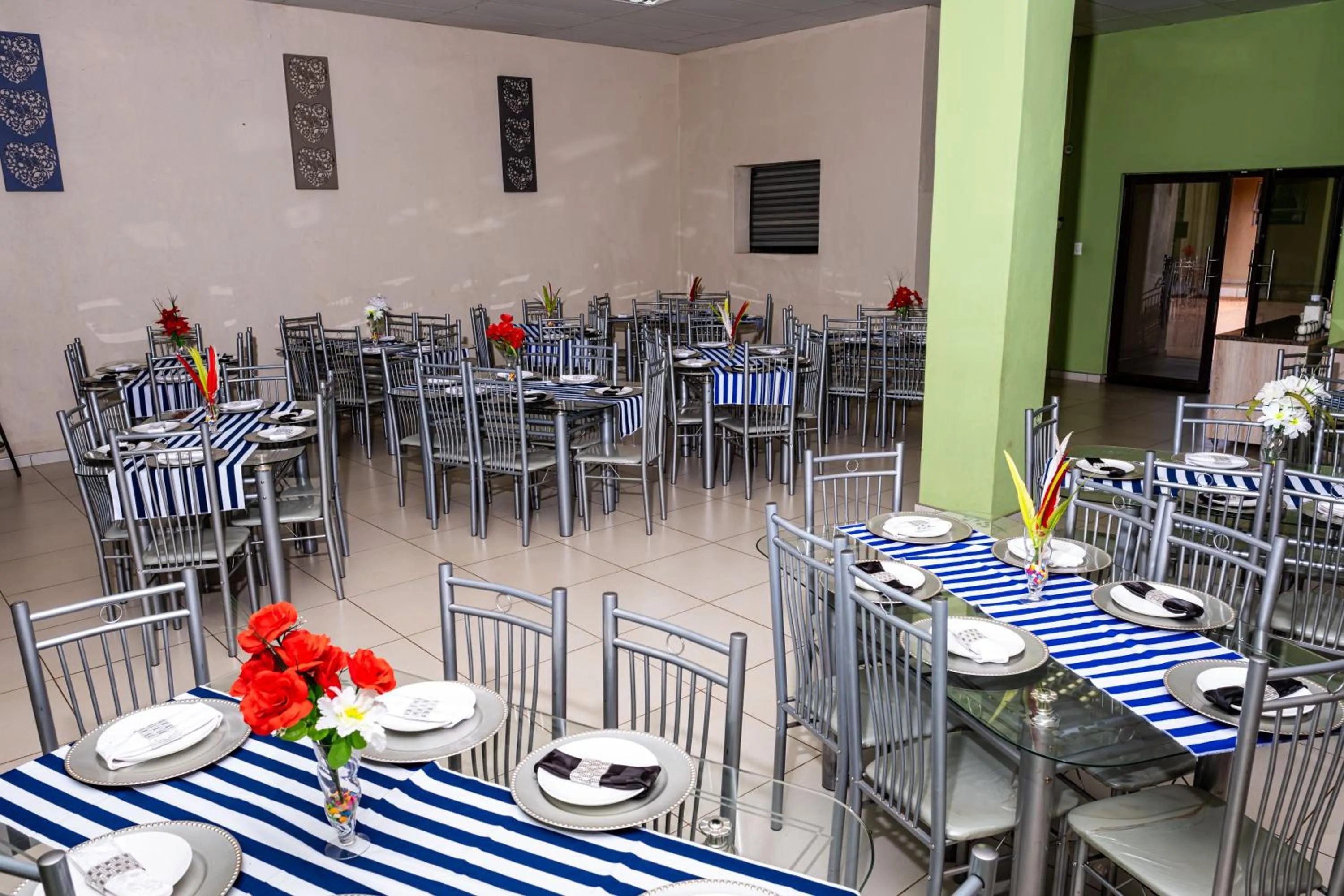 Restaurant/places to eat in Lempitse Lodge