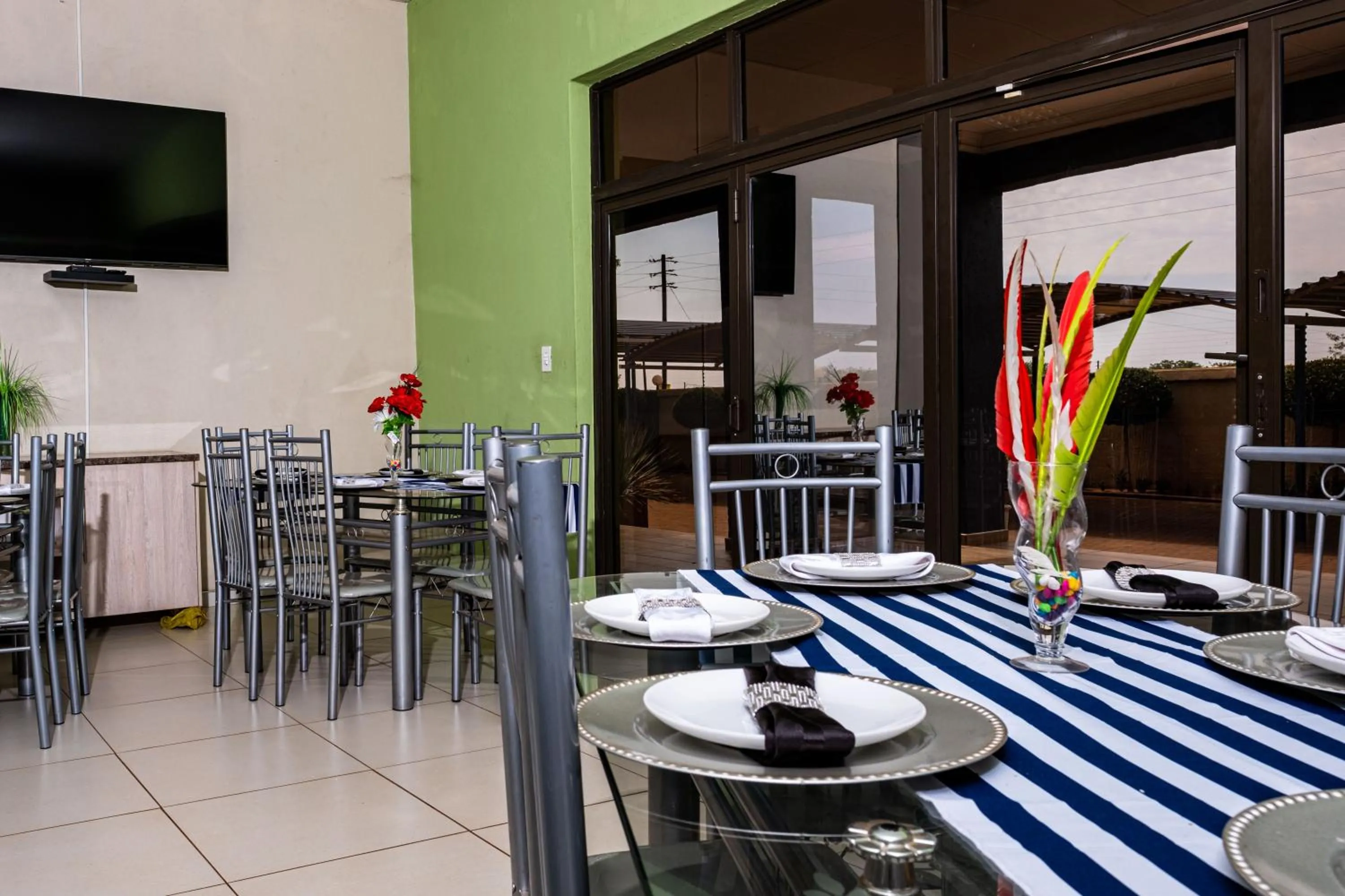 Restaurant/places to eat in Lempitse Lodge