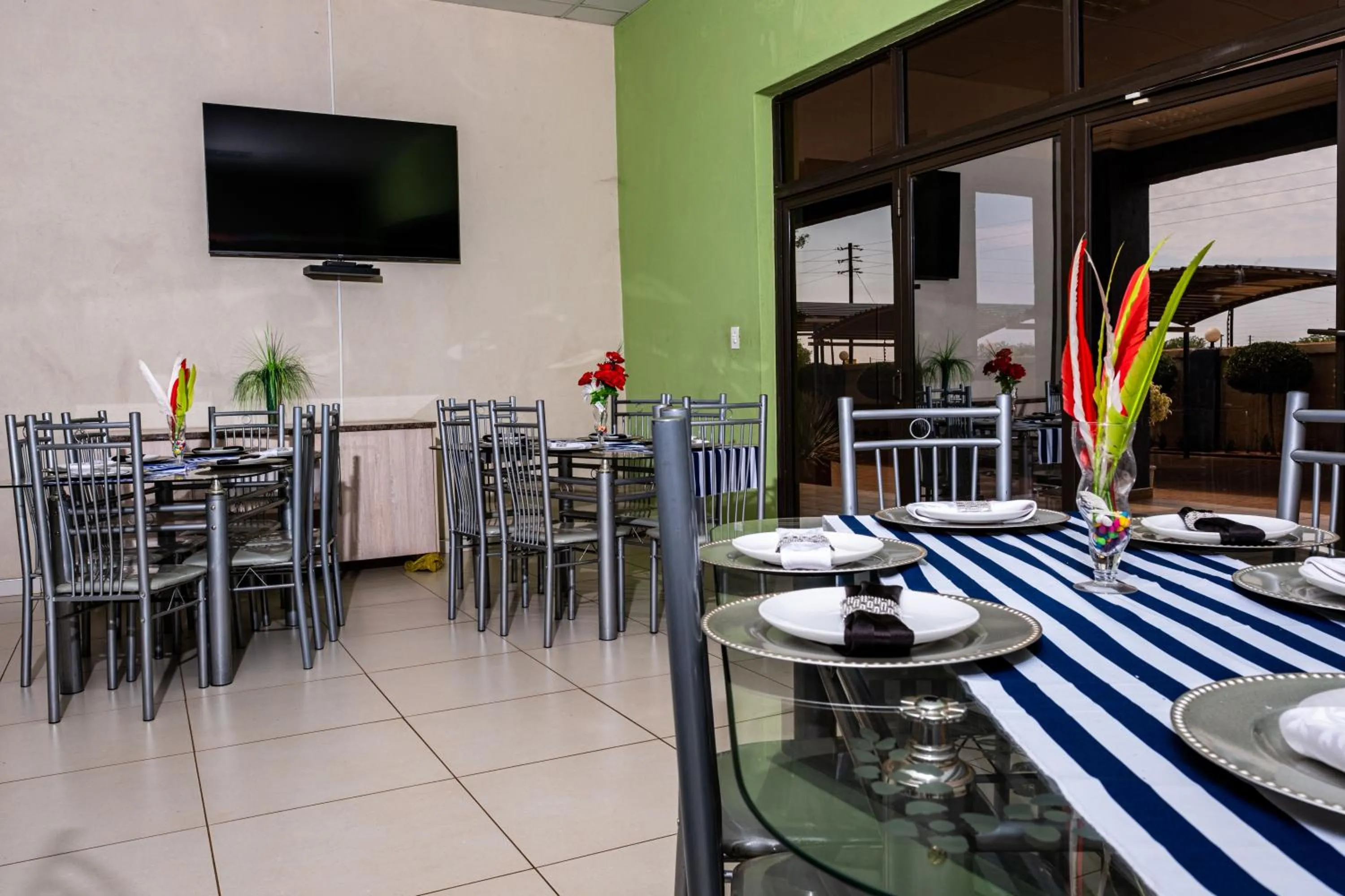 Restaurant/places to eat in Lempitse Lodge