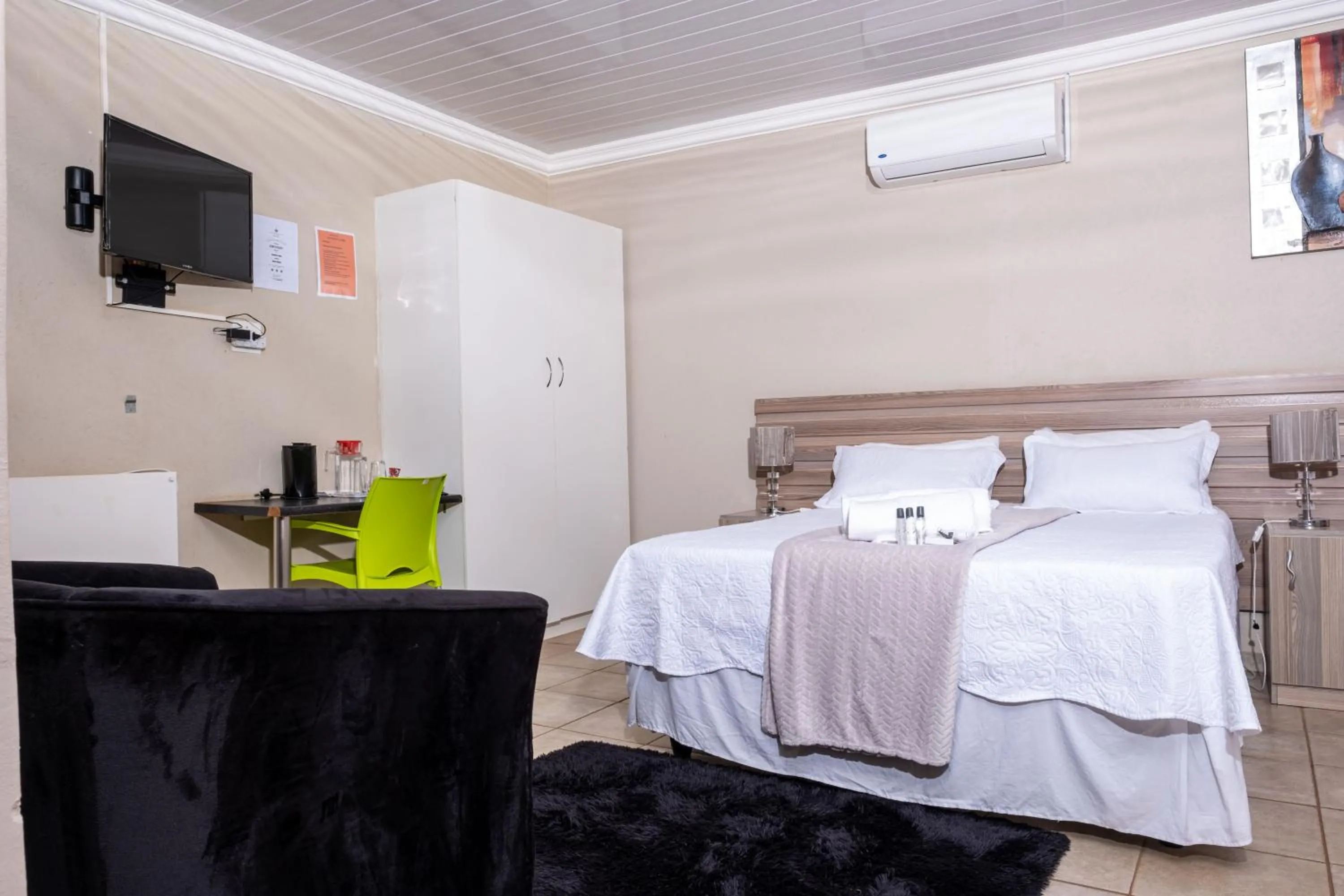 Photo of the whole room, Bed in Lempitse Lodge