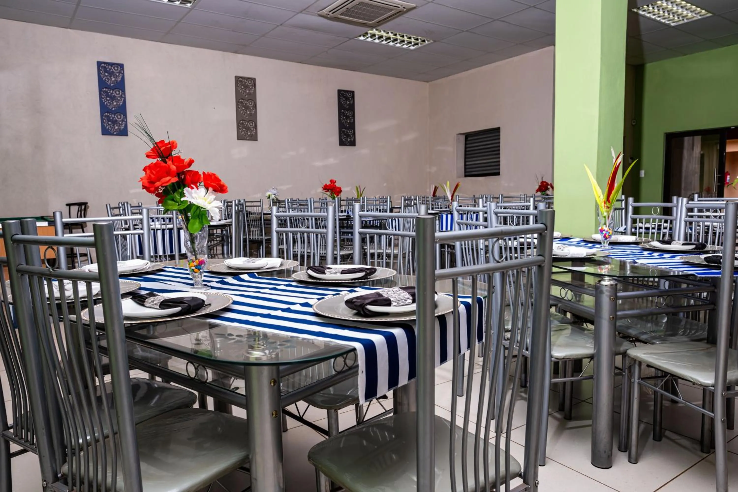 Restaurant/places to eat in Lempitse Lodge