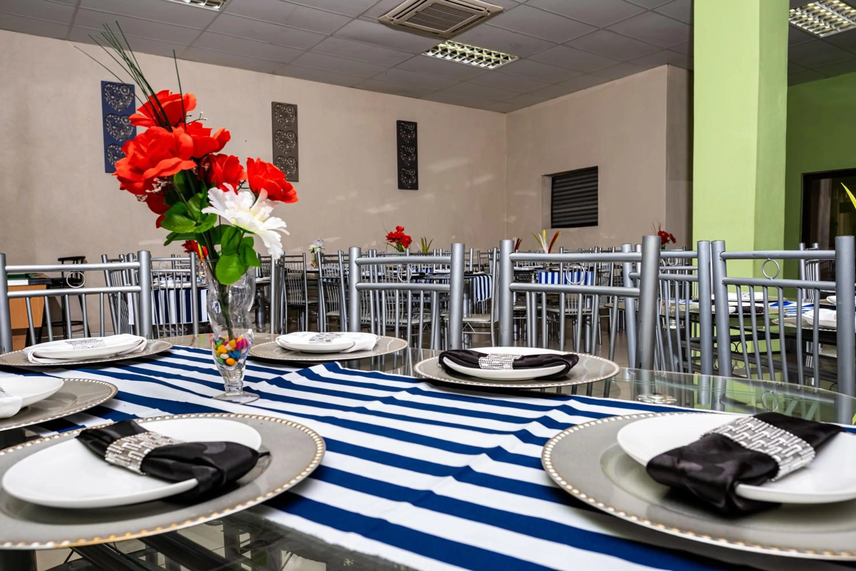 Restaurant/places to eat in Lempitse Lodge