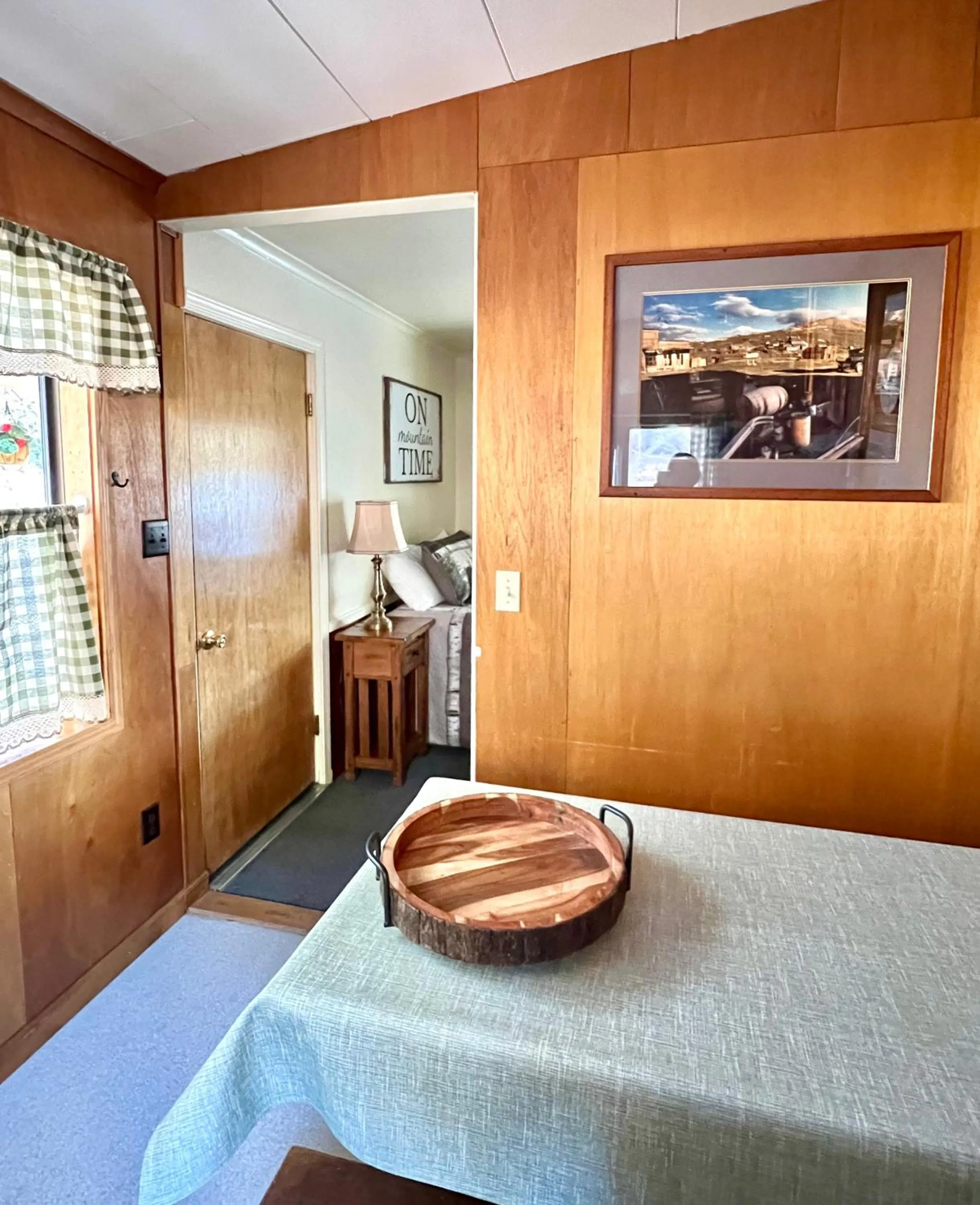 Kitchen or kitchenette, Bed in Willow Springs Resort