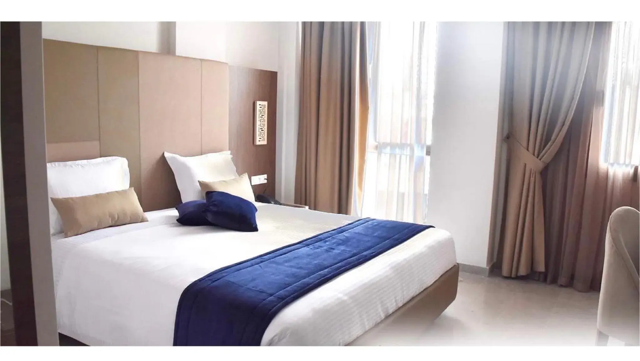 Photo of the whole room, Bed in Hôtel Lescure Business and SPA Photo of the whole room, Bed in Hôtel Lescure Business and SPA